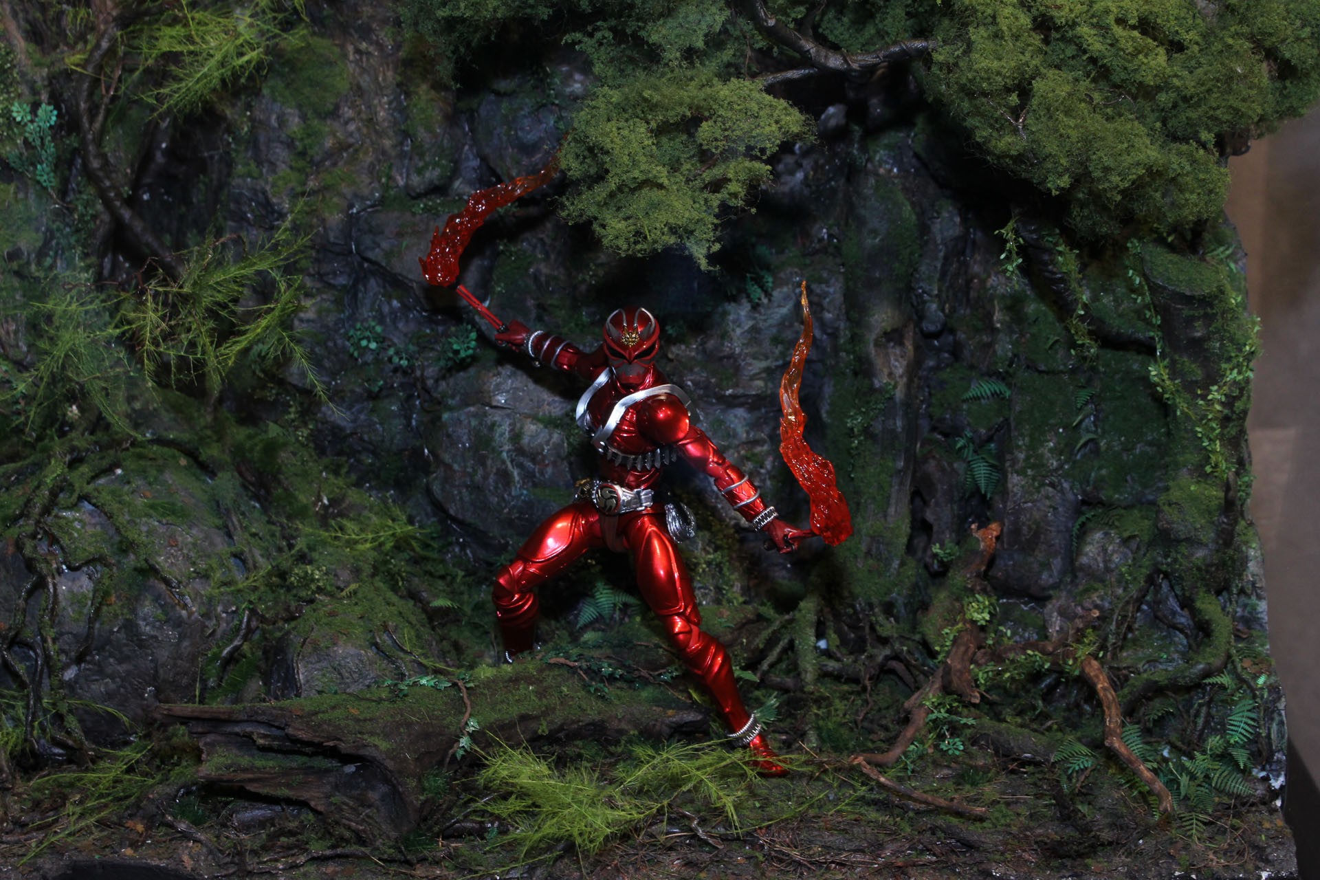 深い森で戦う響鬼紅。緑と赤のコントラストが美しい