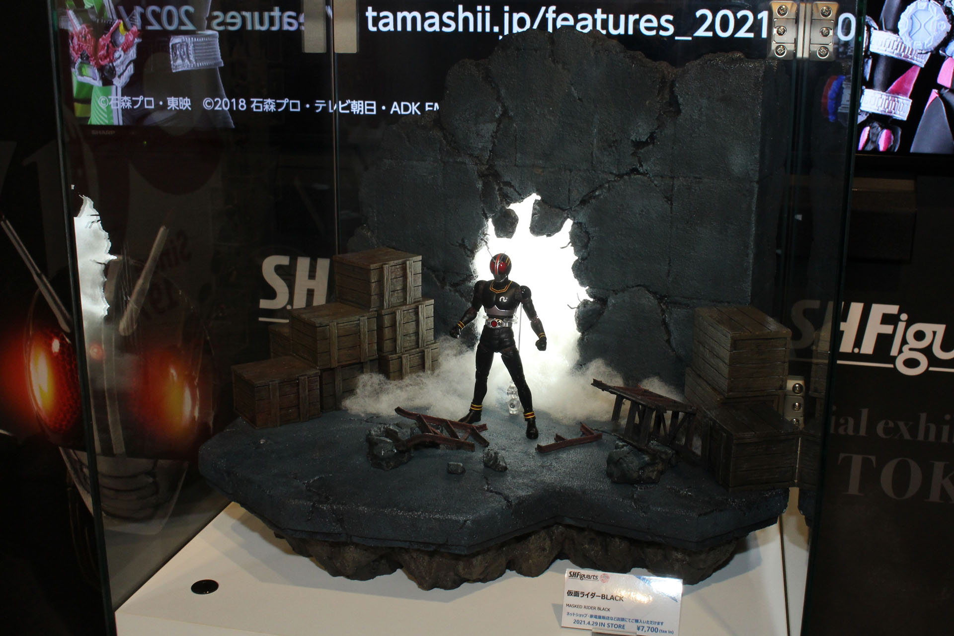 仮面ライダーブラック、壁を破って登場！