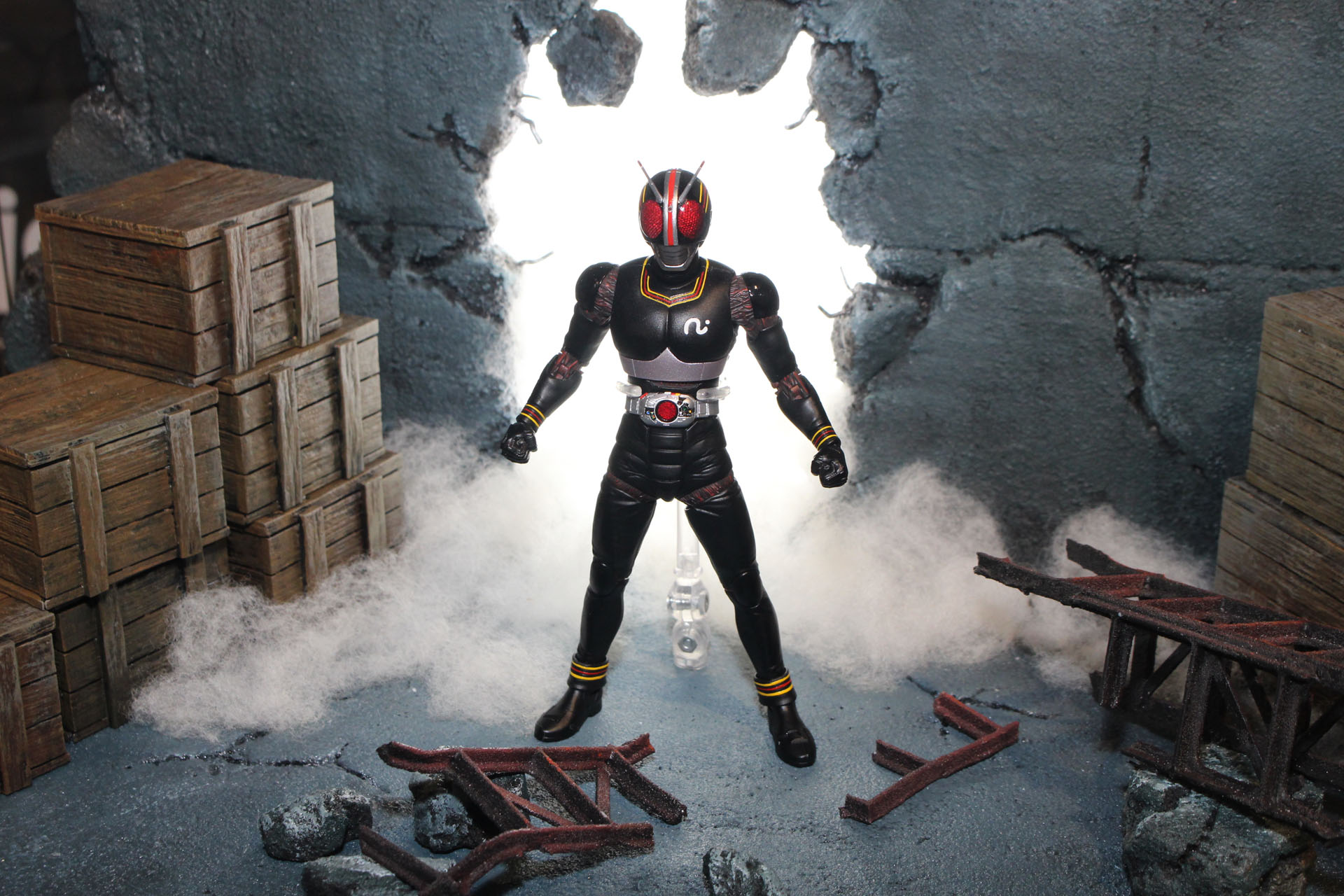 仮面ライダーブラック、壁を破って登場！