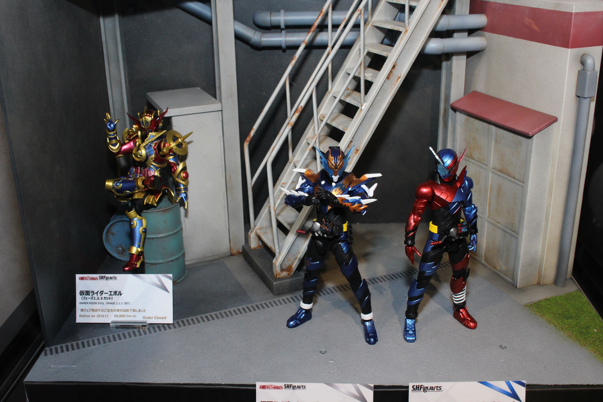 「仮面ライダービルド」より、主人公のビルドとライダー達。揃っているとまた楽しい