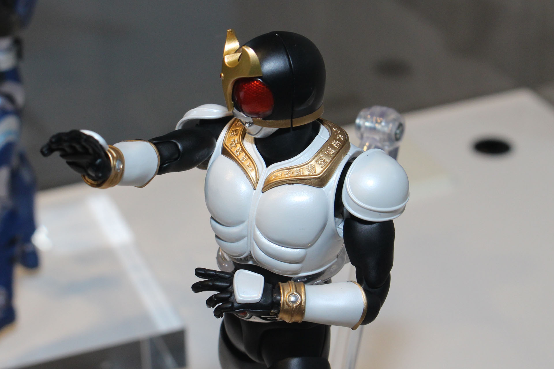 首回りの紋様もモールドによって表現されている