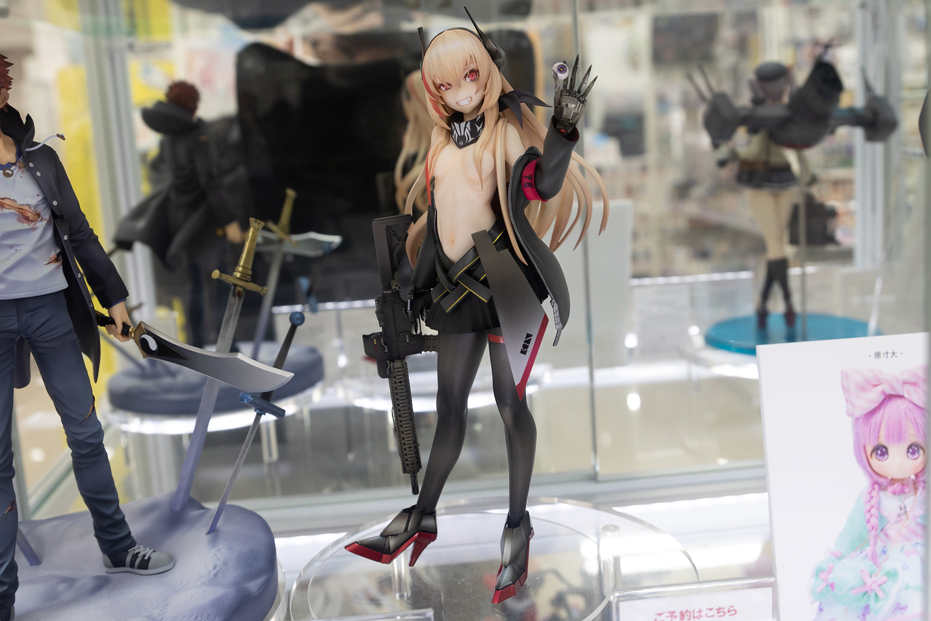 全高は約26cm。上半身に目が行きがちだが、スラリと伸びた脚などスタイルの良さがわかる