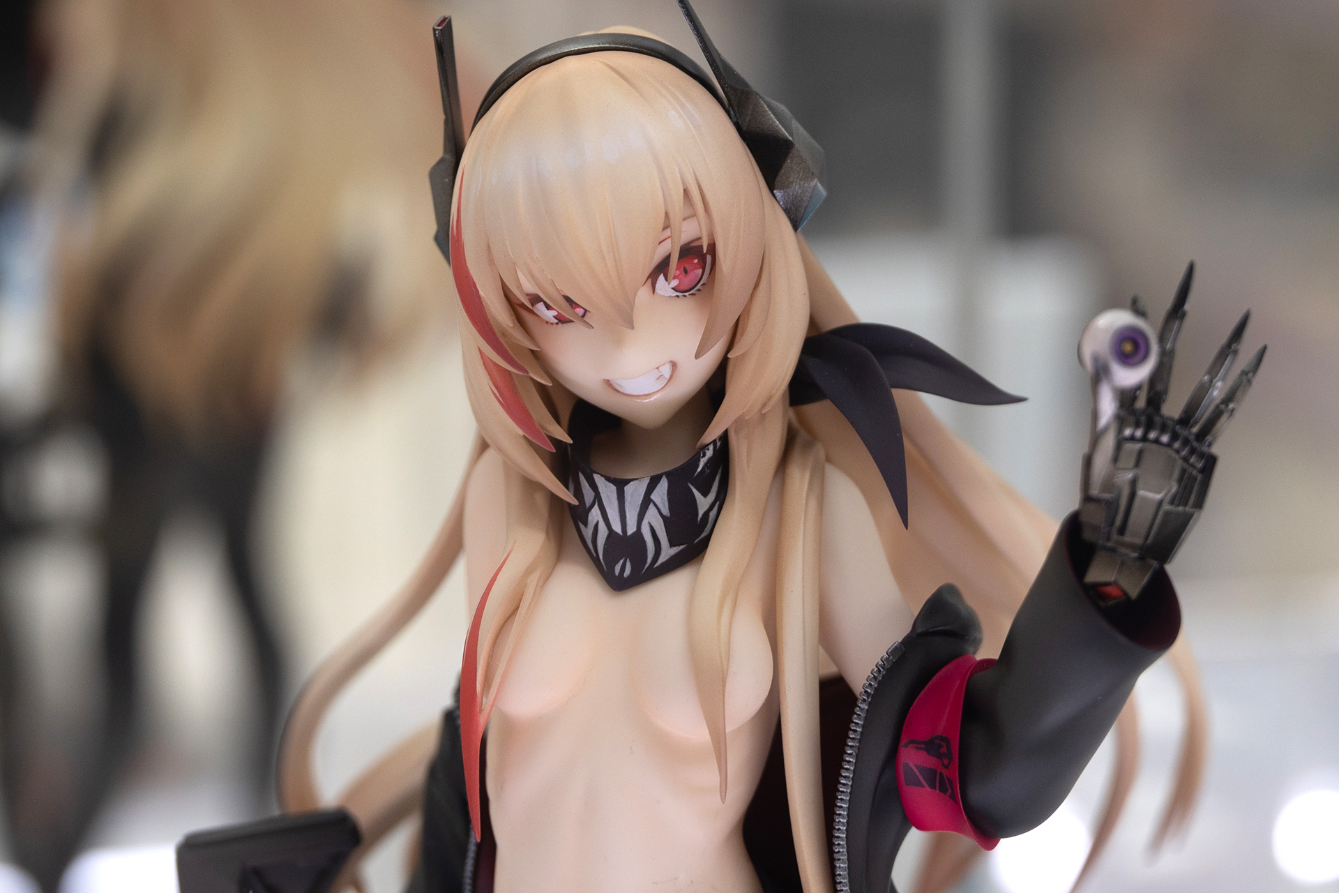 やや上方から見たところ。若干表情も異なって見える