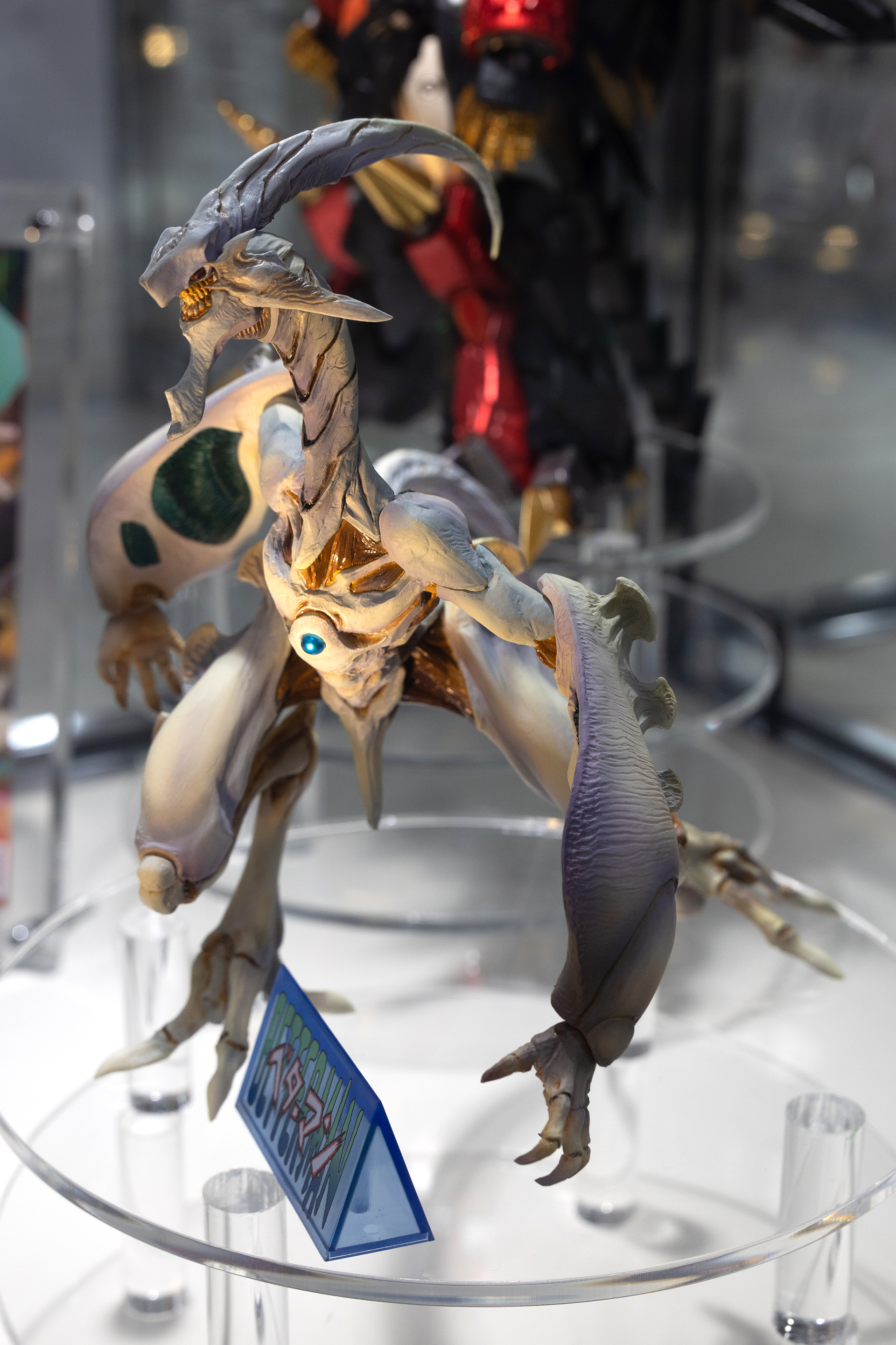 後ろにチラリと見えているのは、同じく現在予約を受け付けている「AMAKUNI機神ジェネシックガオガイガー（再販）」だ。両方手に入れて、「覇界王～ガオガイガー対ベターマン～」の対決シーンの再現ができるかも!?