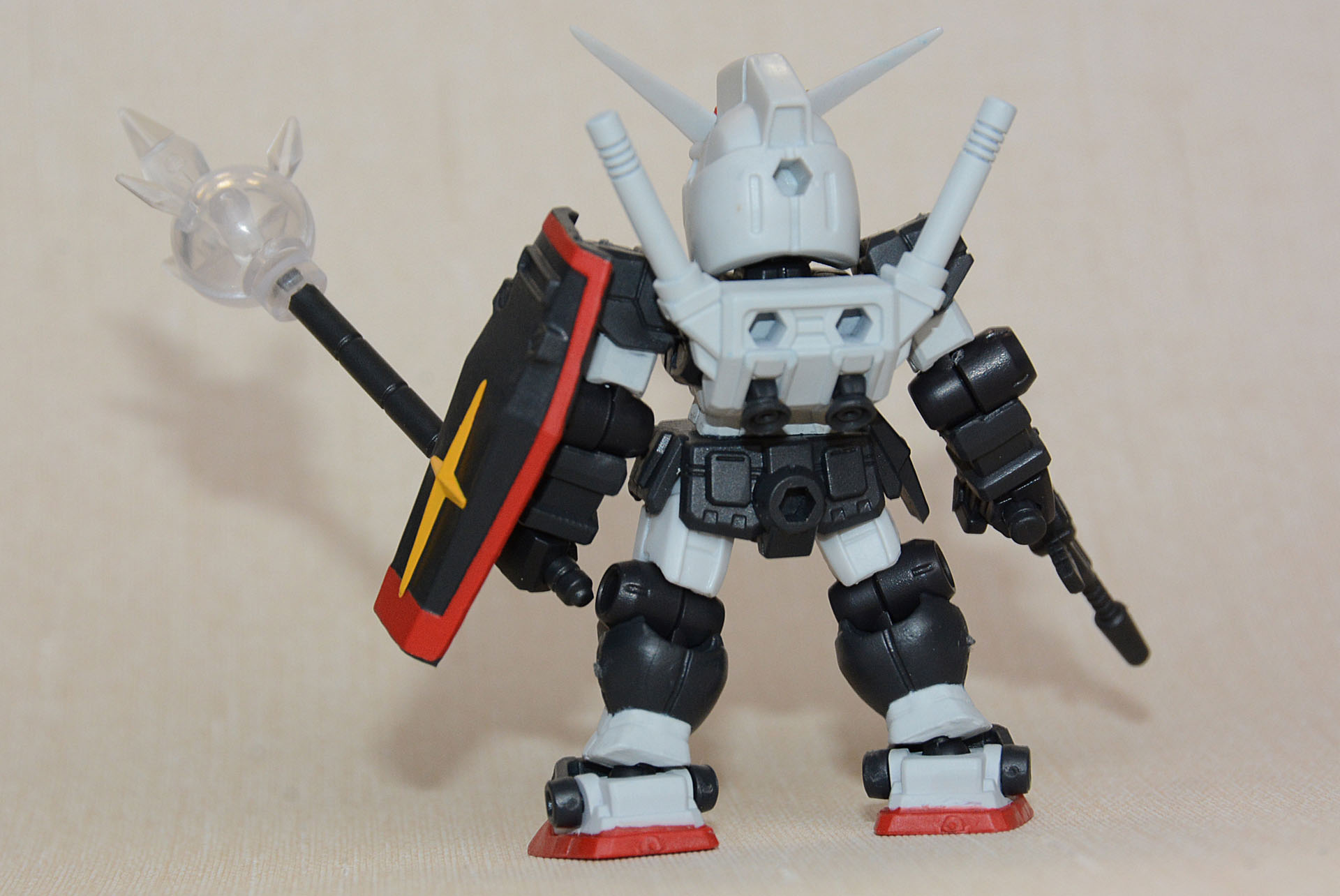 「機動戦士ガンダムMSV」の「プロトタイプガンダム」。カラーリングがリアルなので、色々組み替えで遊べそうだ。武器セットの「ビーム・ジャベリン」を装備