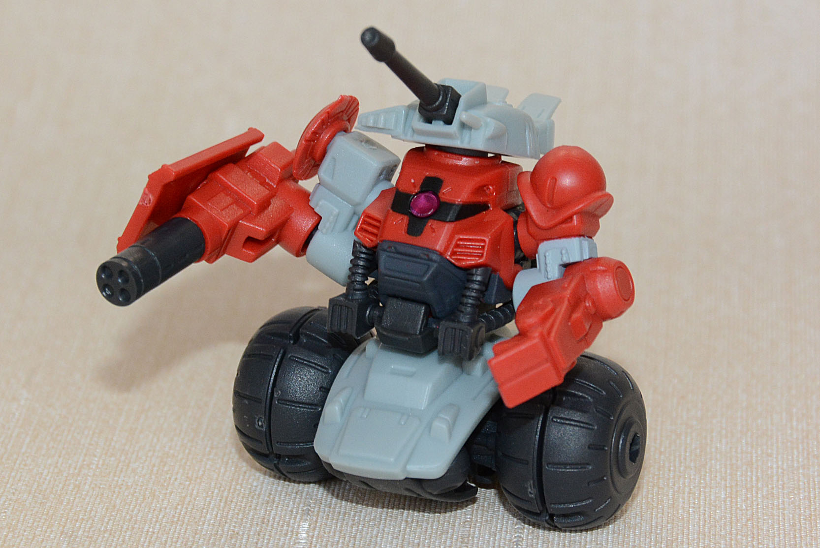 「機動戦士ガンダムMS-X」の「ギガン」。防空用MSということで下半身がホイールという珍しい機体