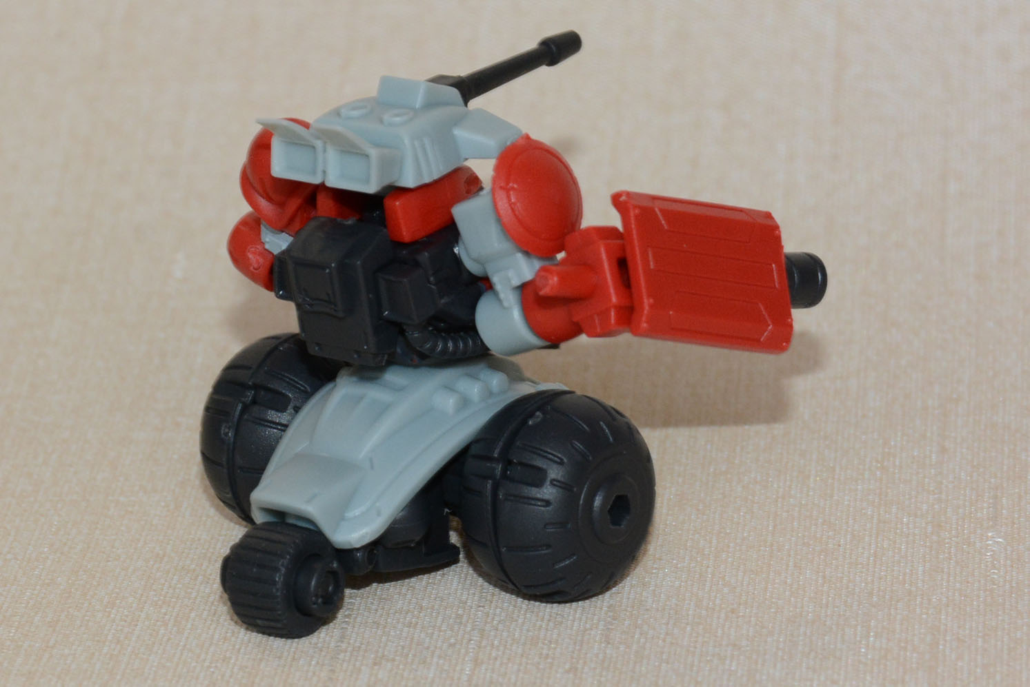 「機動戦士ガンダムMS-X」の「ギガン」。防空用MSということで下半身がホイールという珍しい機体