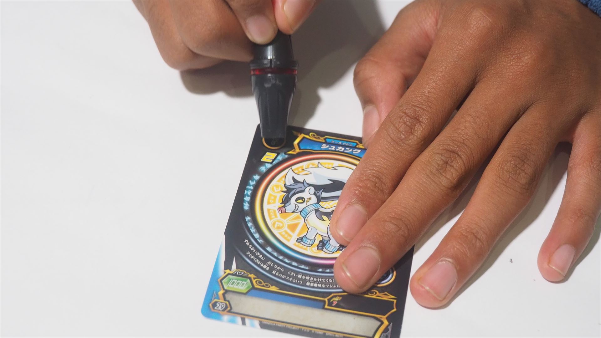 シュカンクのDJマークを削っているところ