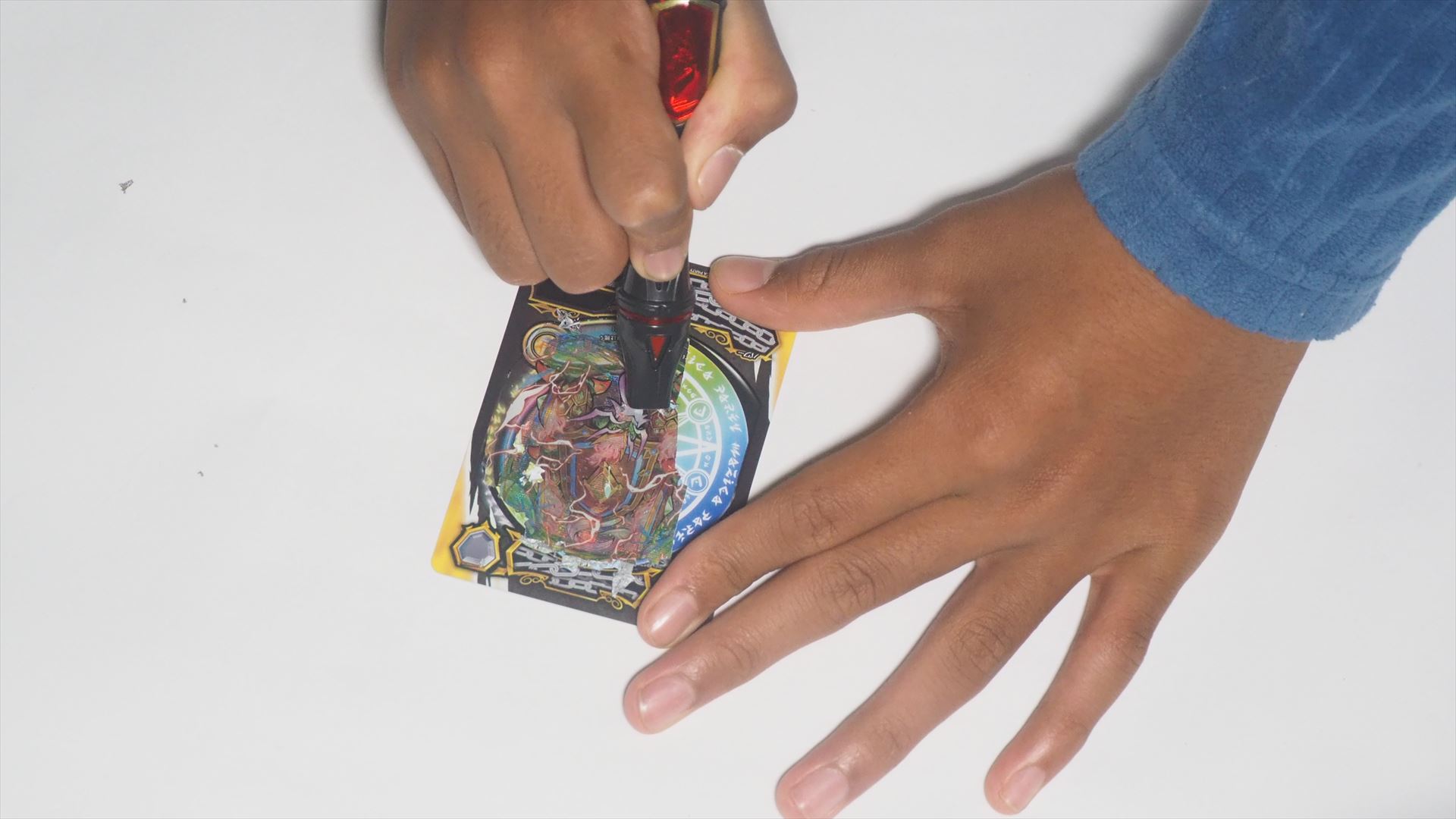 イラストが全て隠されているマジカを削っているところ