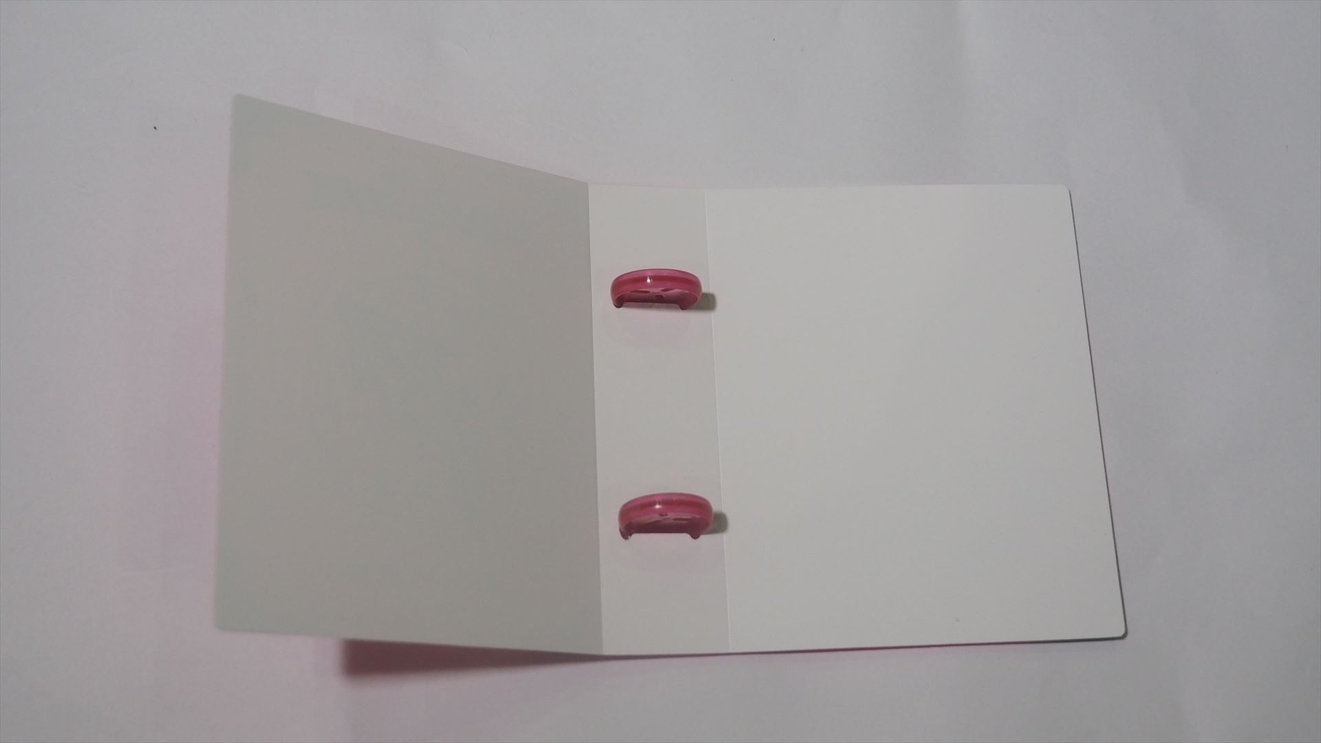 マジカブックは、リングを開かずにそのままリフィルをつけたり外したりできる