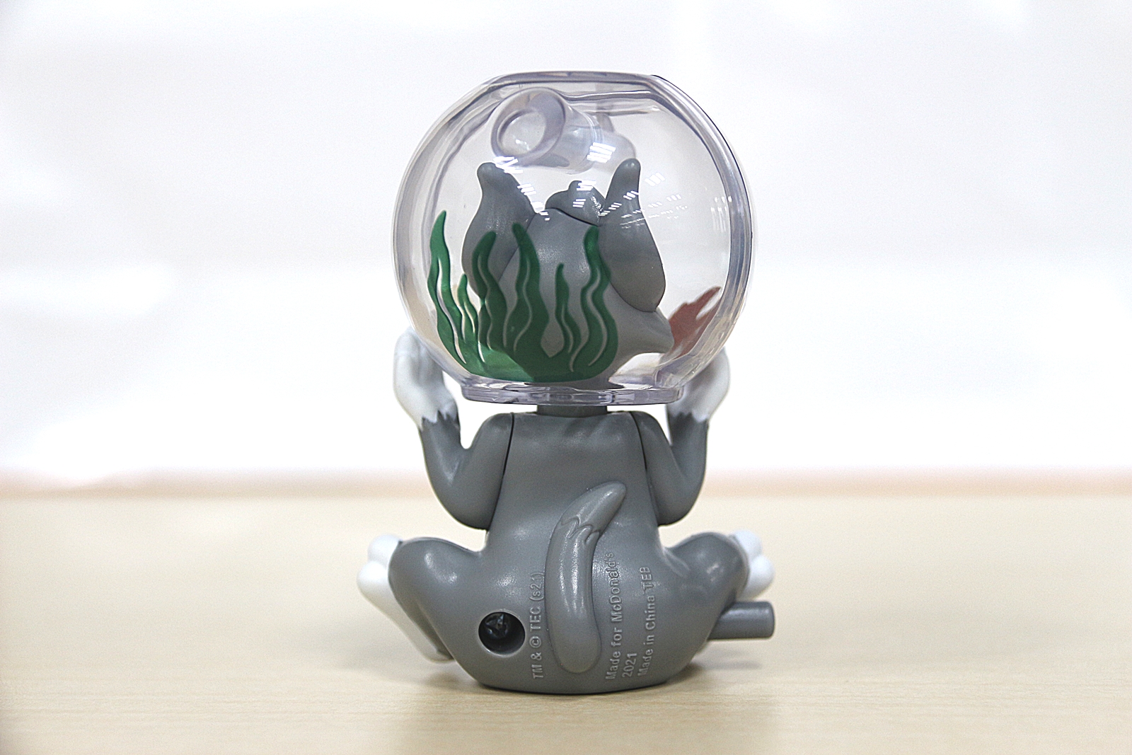 金魚鉢の後ろには海草も描かれている