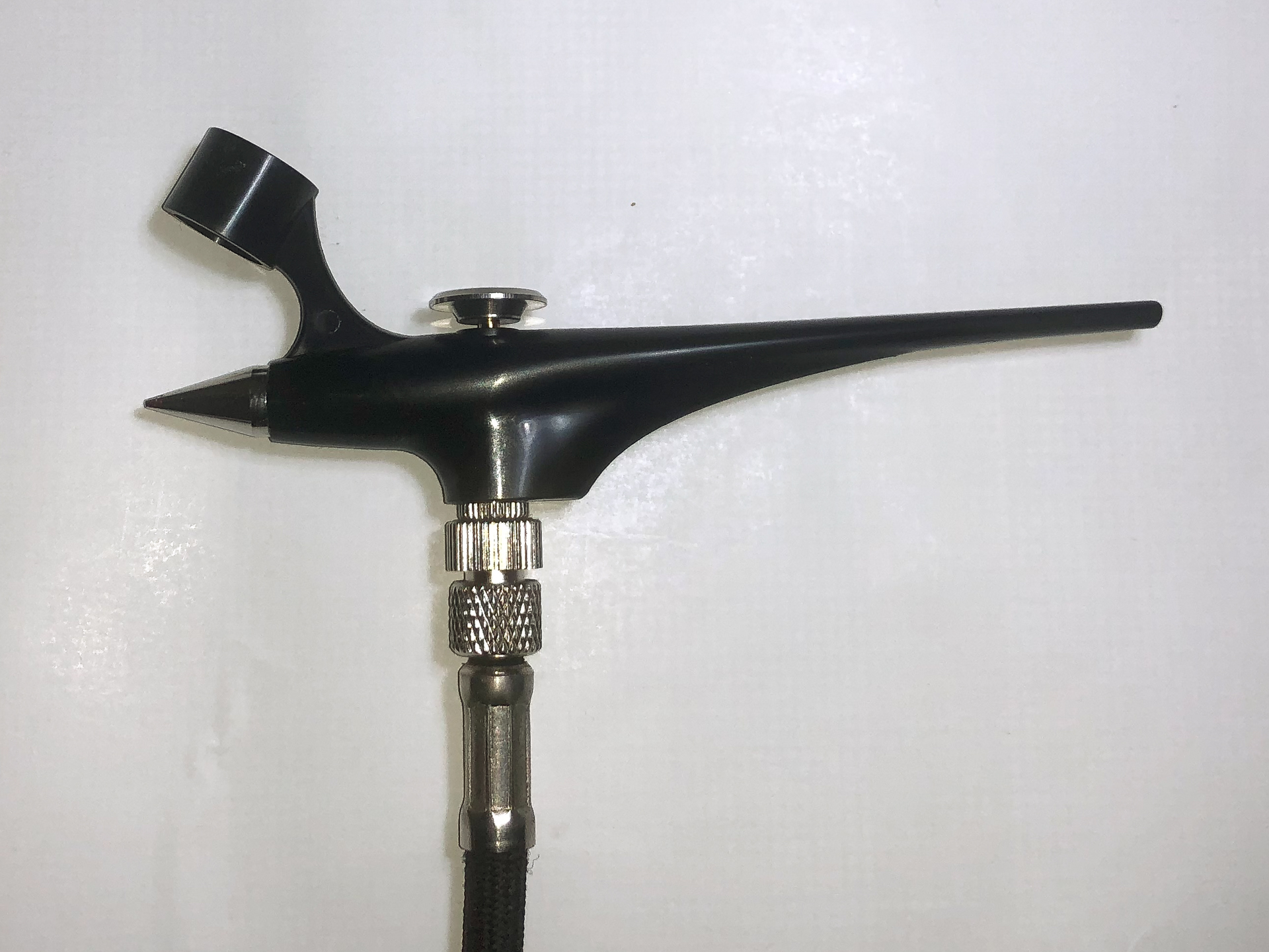 ハンドピースをコンプレッサーに接続した状態。今回は塗装用コンプレッサーに接続しました。