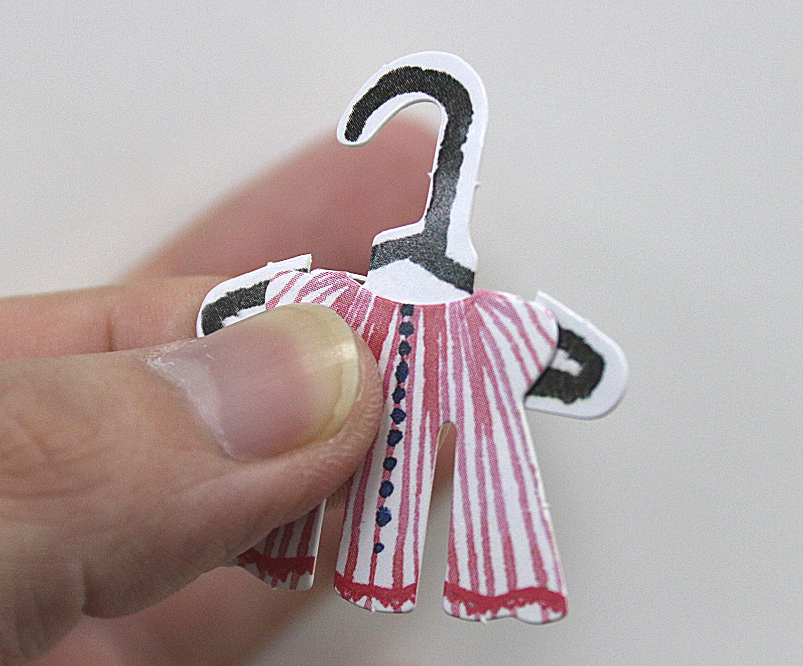 ハンガーには実際に洋服をかけることができる設計に