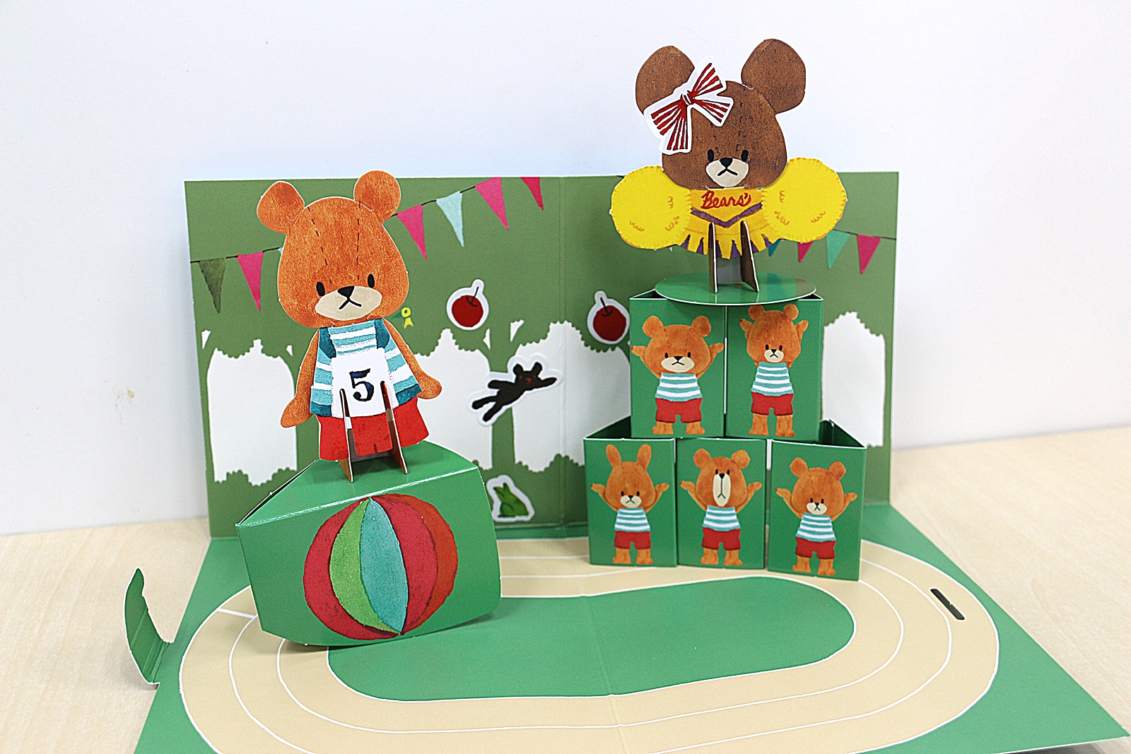 半円状で不安定なボールと三角柱で作るピラミッド。キャラクターが乗ったときの達成感はひとしお