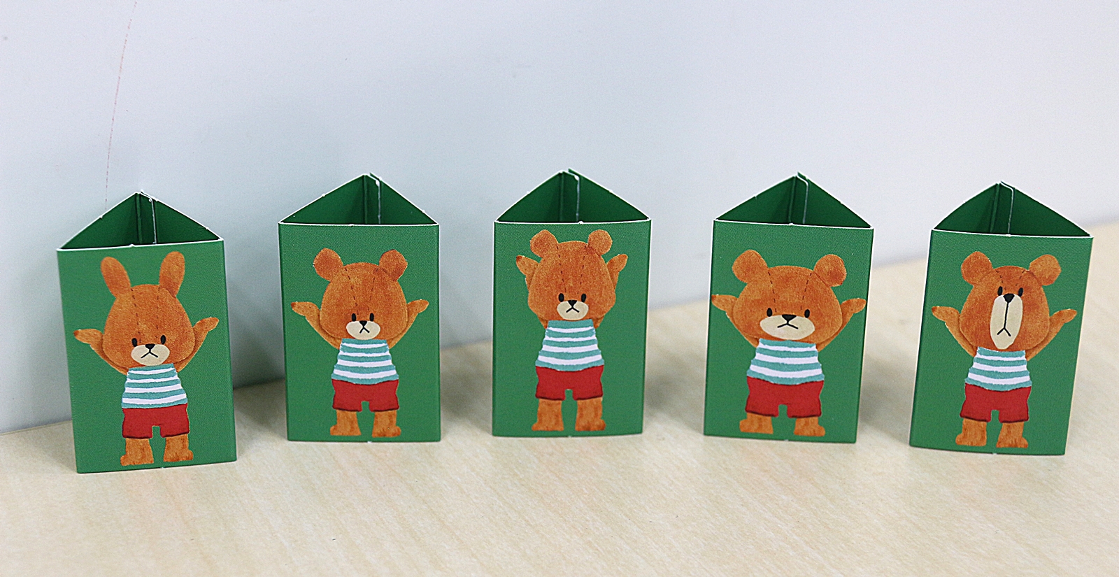 お兄ちゃんたちがピラミッドの台座に。左からディッキー、アルバート、ベルナルド、ウーリー、ヘルマン