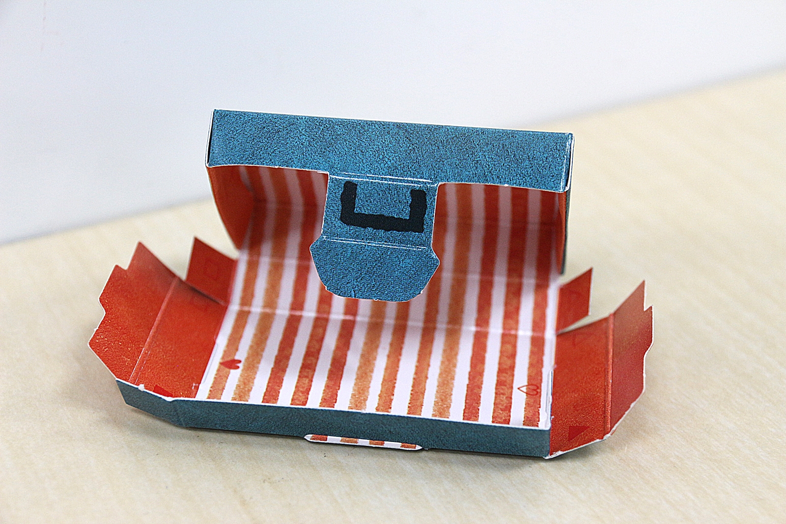 洋服をしまうスーツケースは折るだけで作ることができる