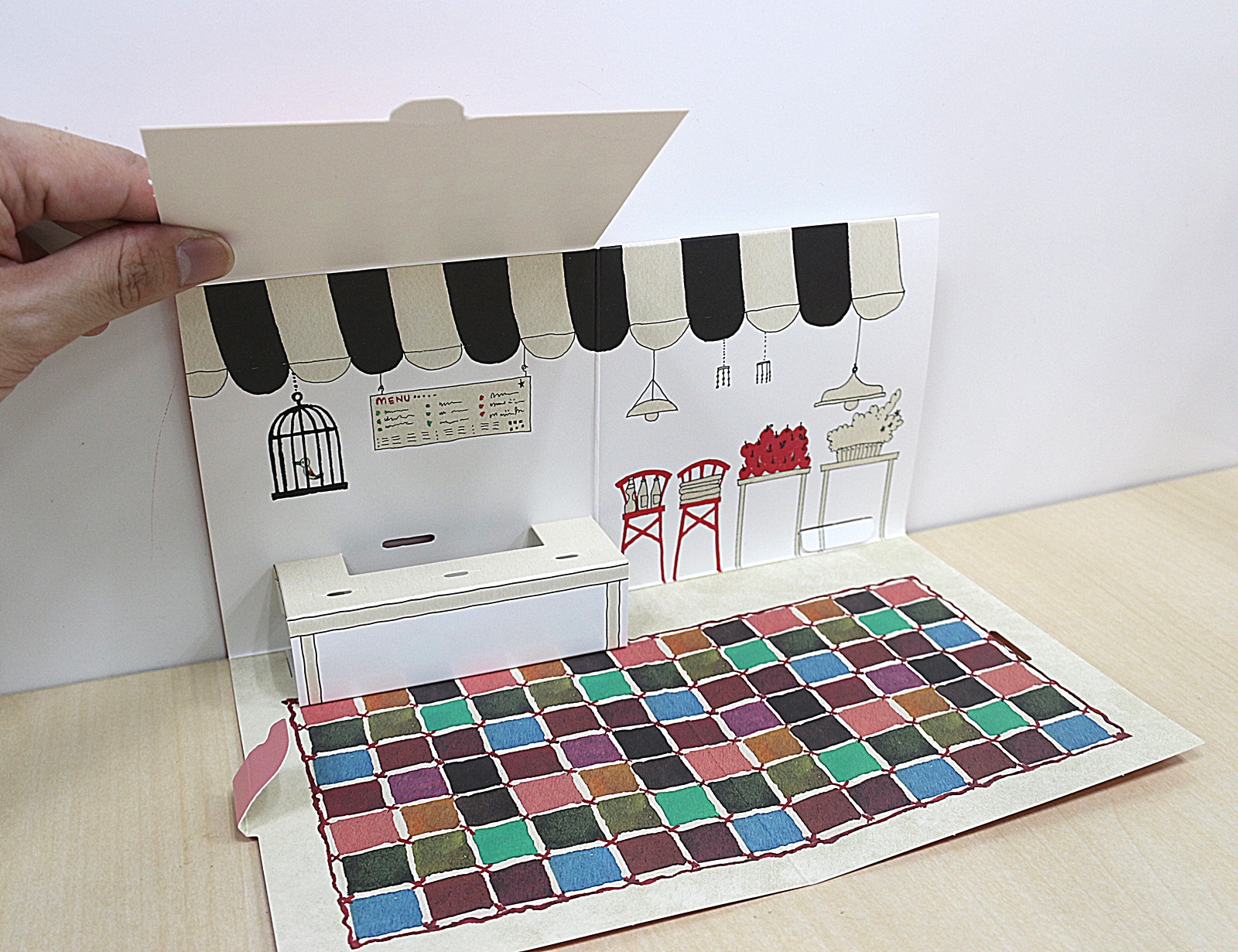 かべをめくると…