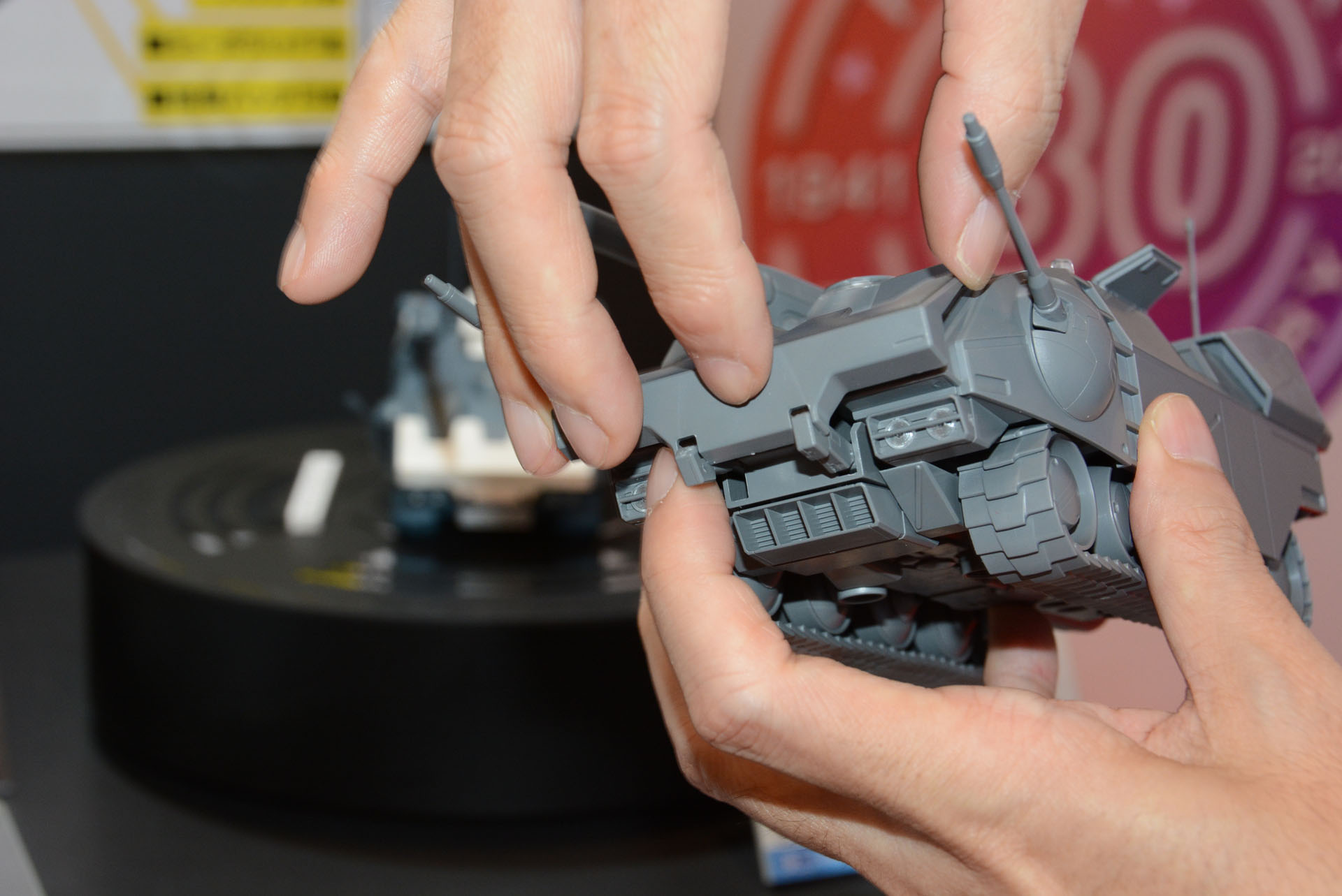 前部アームを収納することでブレード(土砂などを押し出す板)をきちんと収納できる