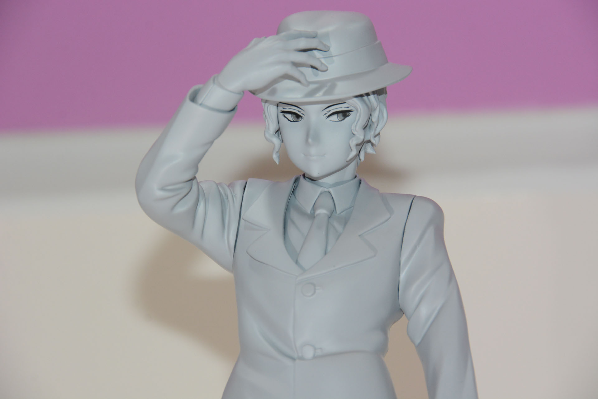 誰もがのぞき込みたくなる帽子で隠された表情