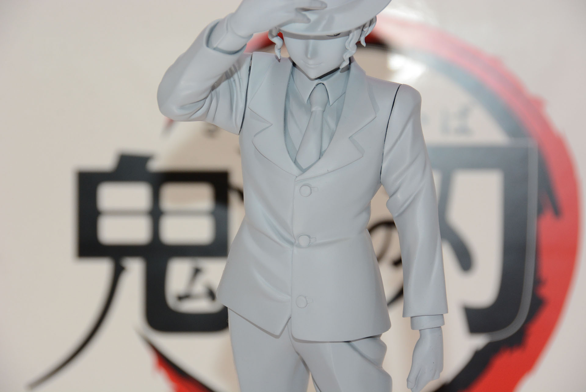 服のしわなど造形は細かいが、詳細な資料を参考にしたものだという