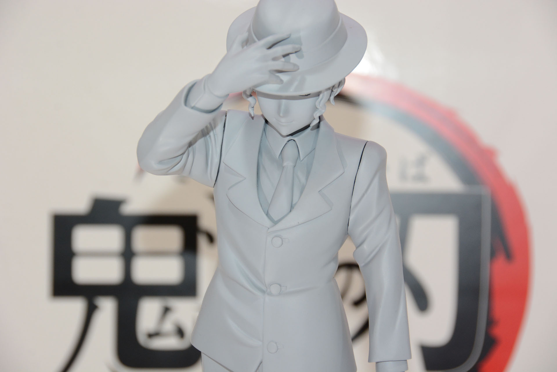 服のしわなど造形は細かいが、詳細な資料を参考にしたものだという