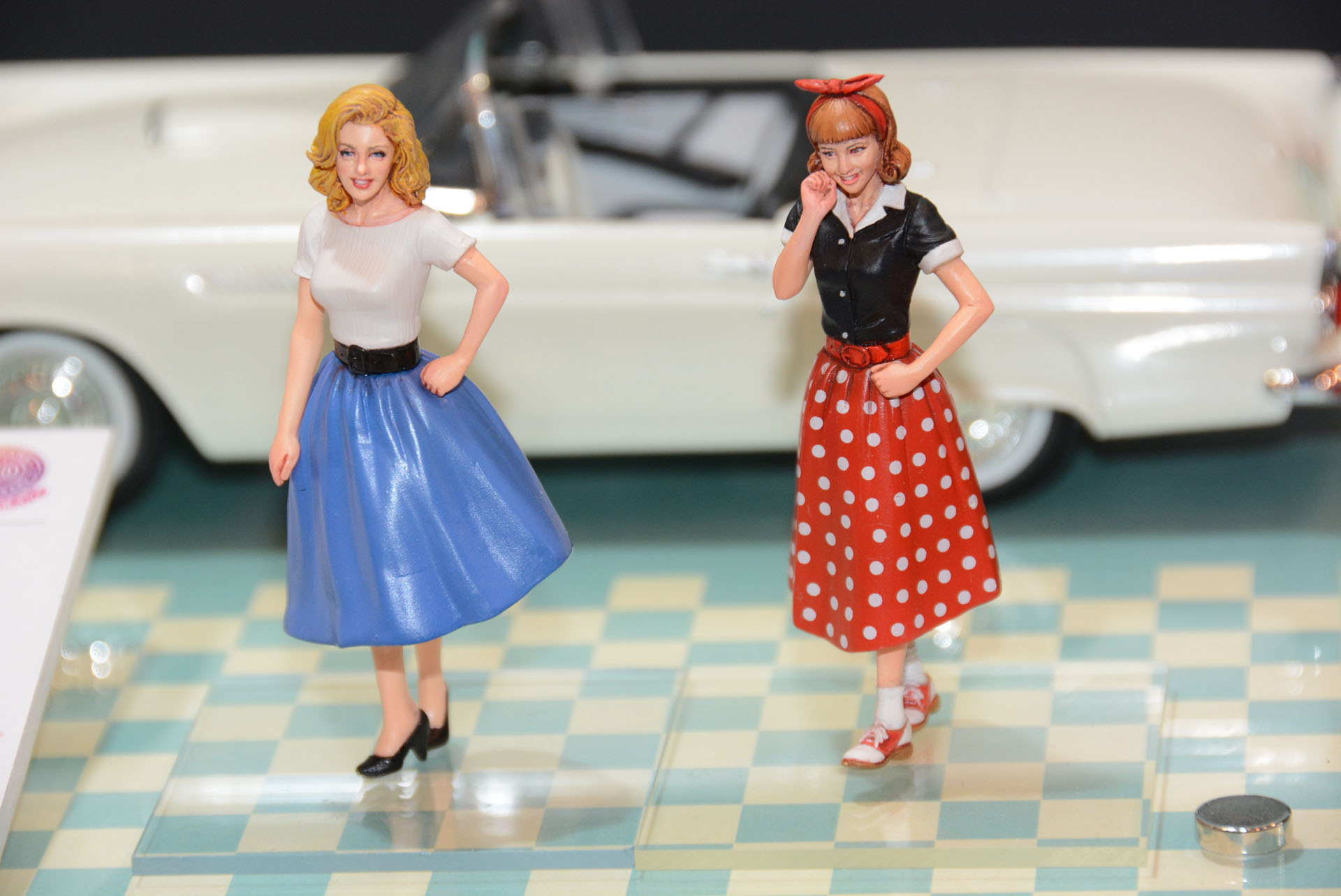 時代性を色濃く出した服装の女の子が車の前に立つと、その回りの雰囲気が一気にその時代のものになる。とても面白いアプローチだ