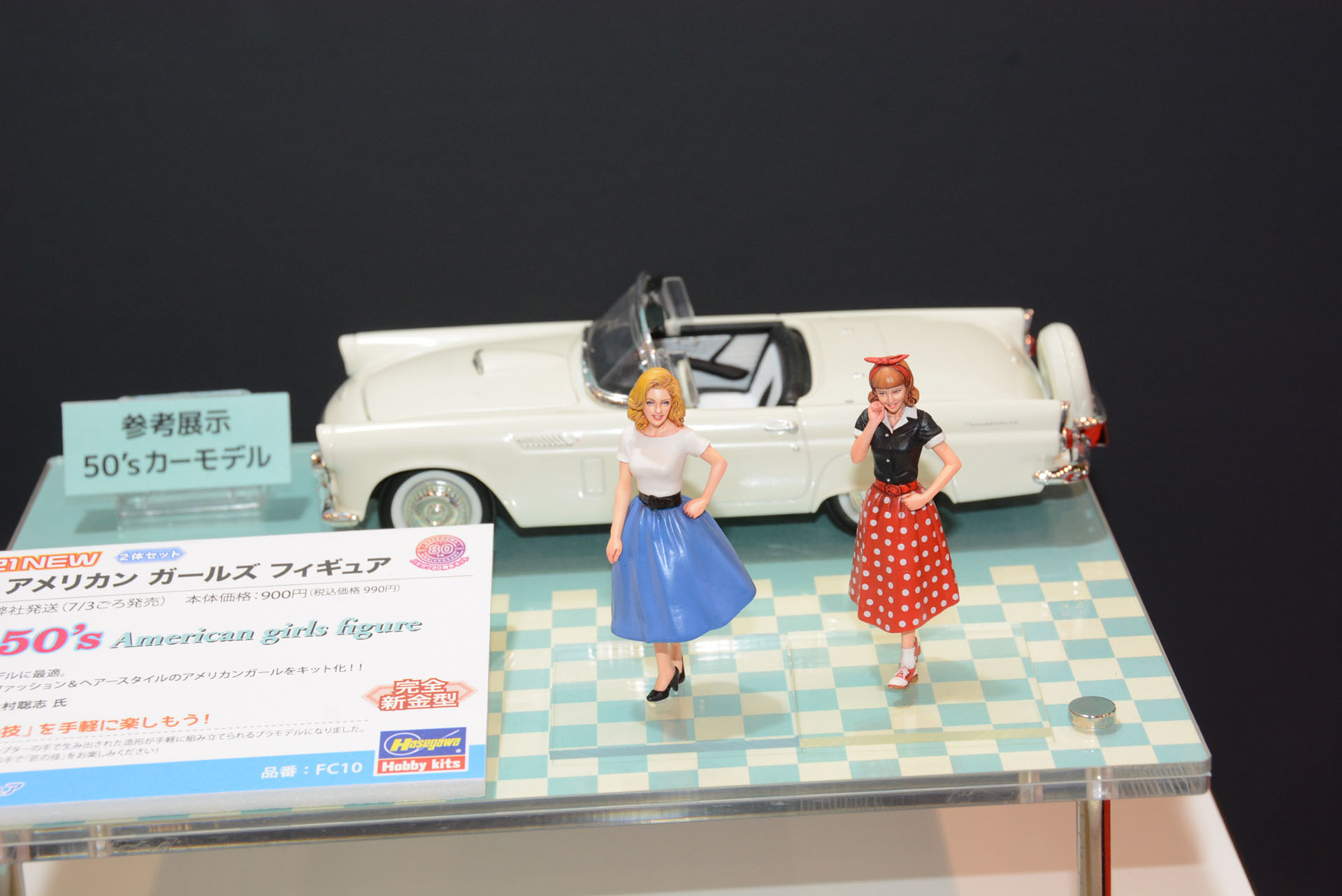 時代性を色濃く出した服装の女の子が車の前に立つと、その回りの雰囲気が一気にその時代のものになる。とても面白いアプローチだ