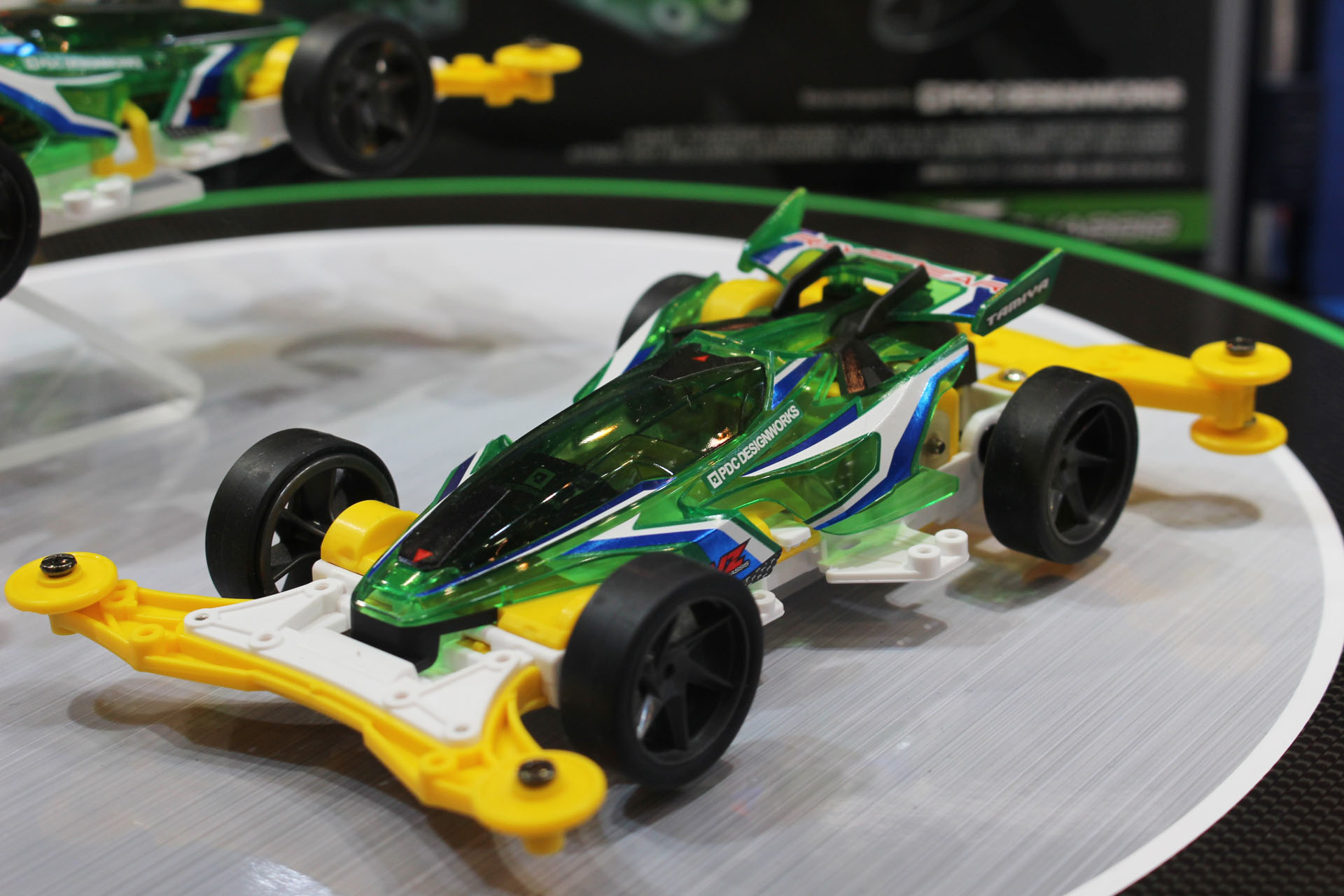 非常に低い車高が特徴的。ウイングもかなり低いところに設置されている