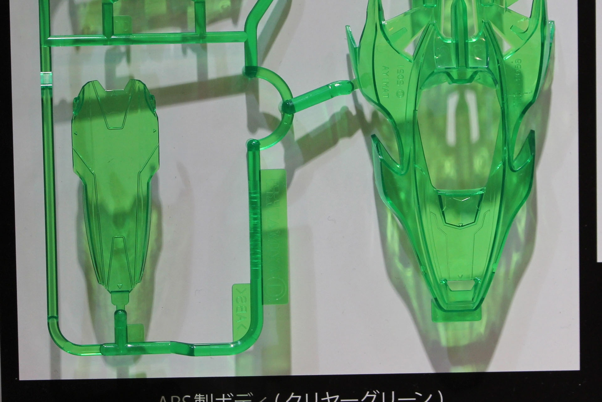 写真ではちょっとわかりづらいが、透けて見えるラインは裏側にモールドが掘ってある