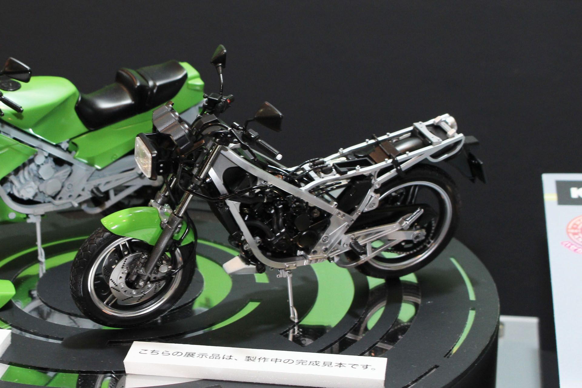 こちらは塗装を施している制作段階の見本。見えないところまで作り込んであるので、カウルがない状態でも楽しめる