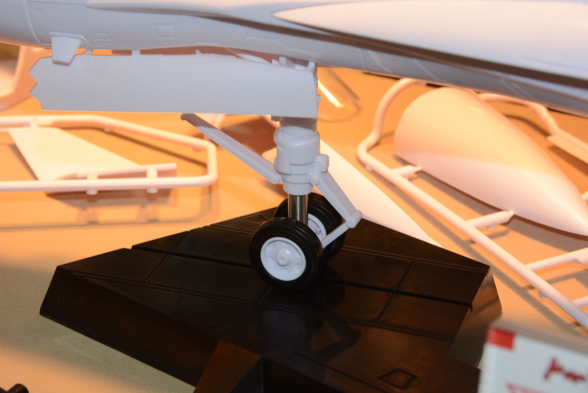 巨大な機首を立たせるために金属シャフトを使用。シリンダーから延びる金属パーツとして、実在感が高まるのも楽しい