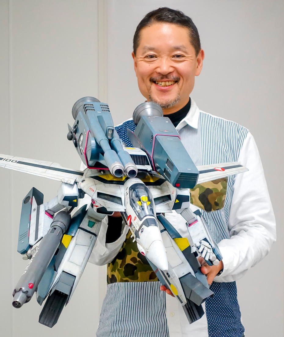 衝撃的な「PLAMAX minimum factory VF-1」。MAX渡辺氏が持つとその存在感の大きさがわかる。そしてVF-25や31はこれよりずっと大きいのである