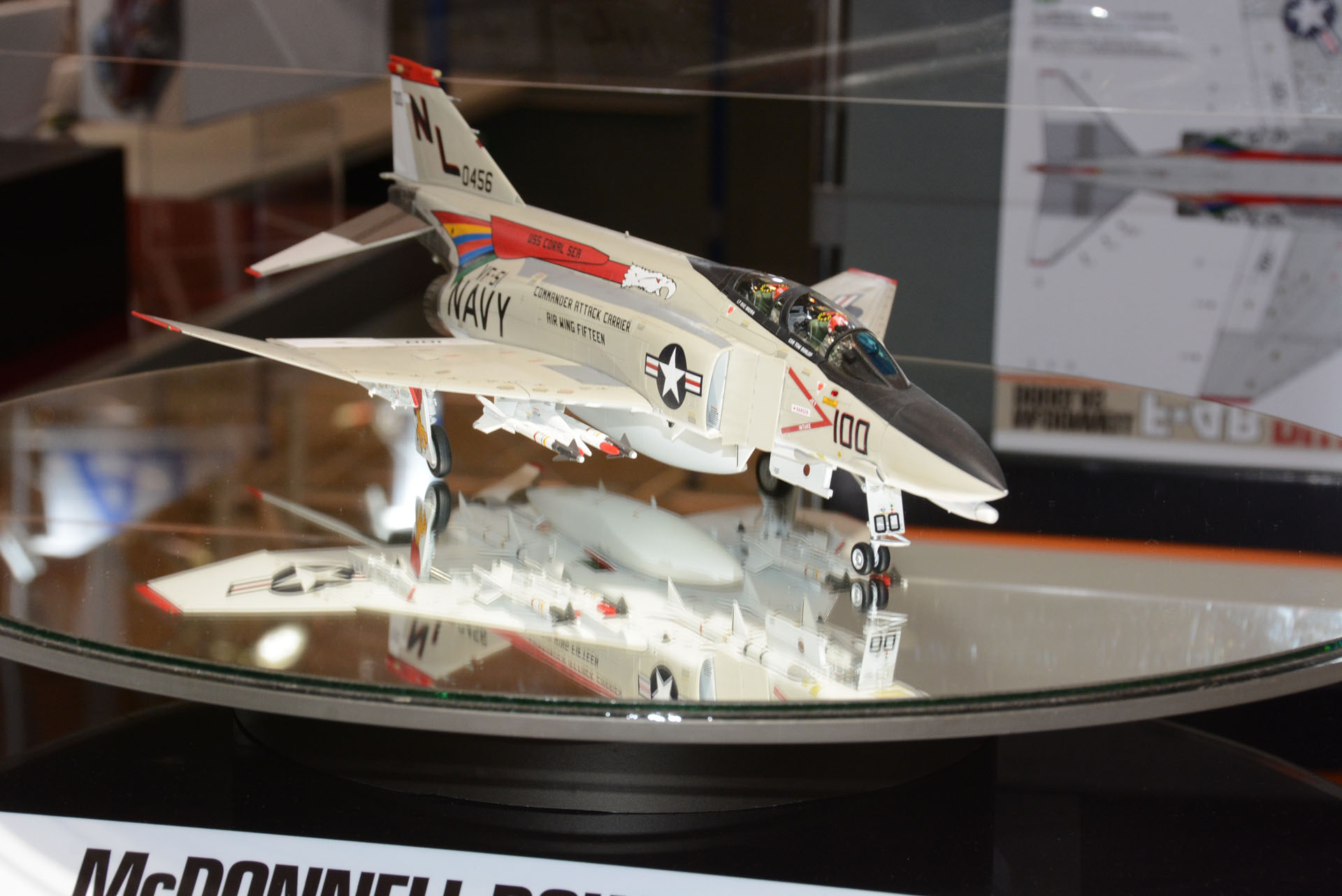 初の本格量産型である"アメリカ海軍型のF-4B ファントムII”を再現したプラモデルとなる