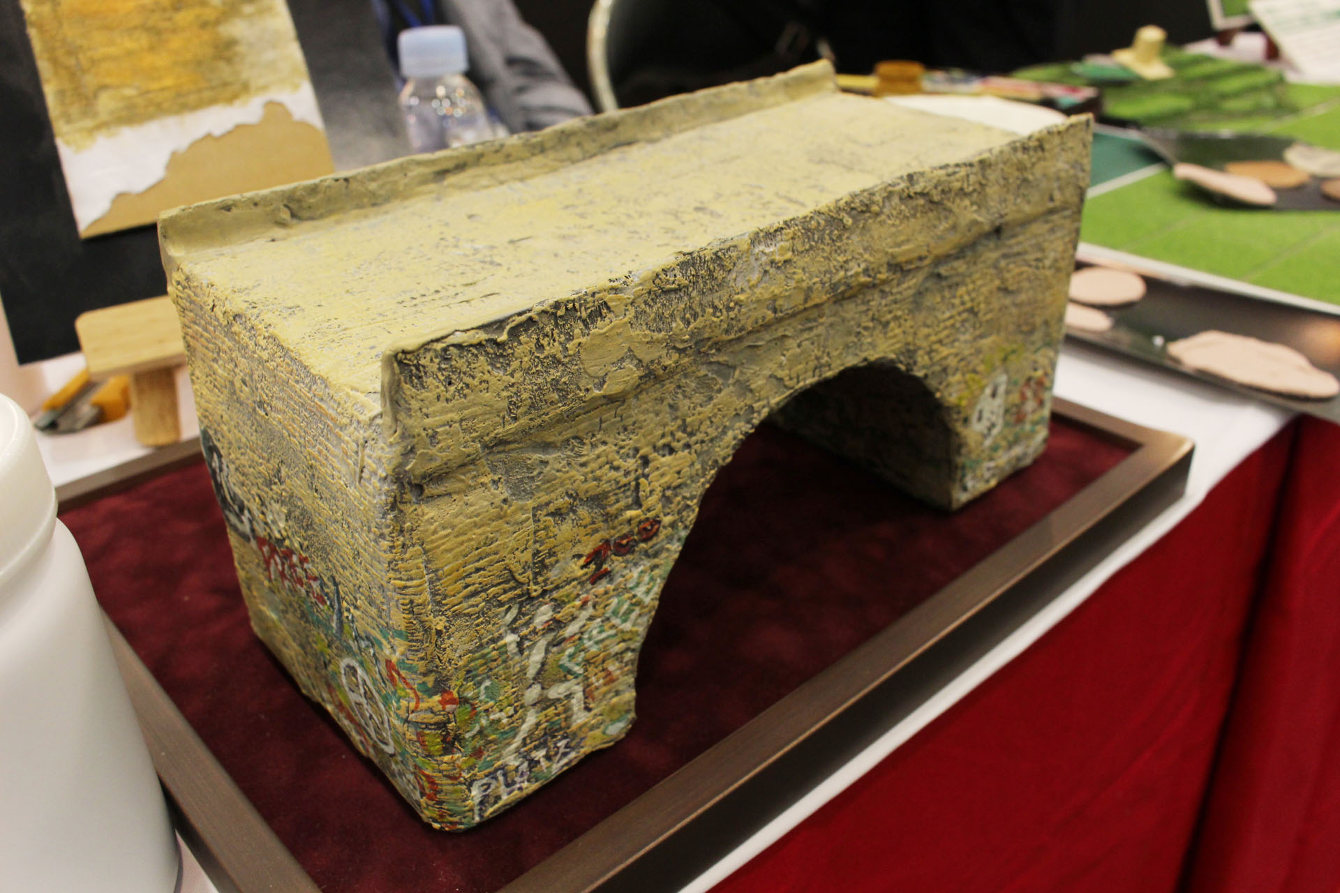 ダンボールで作った橋に、ジオラマクレイで造形を施して塗装したもの。体積のある造形だが、非常に軽い