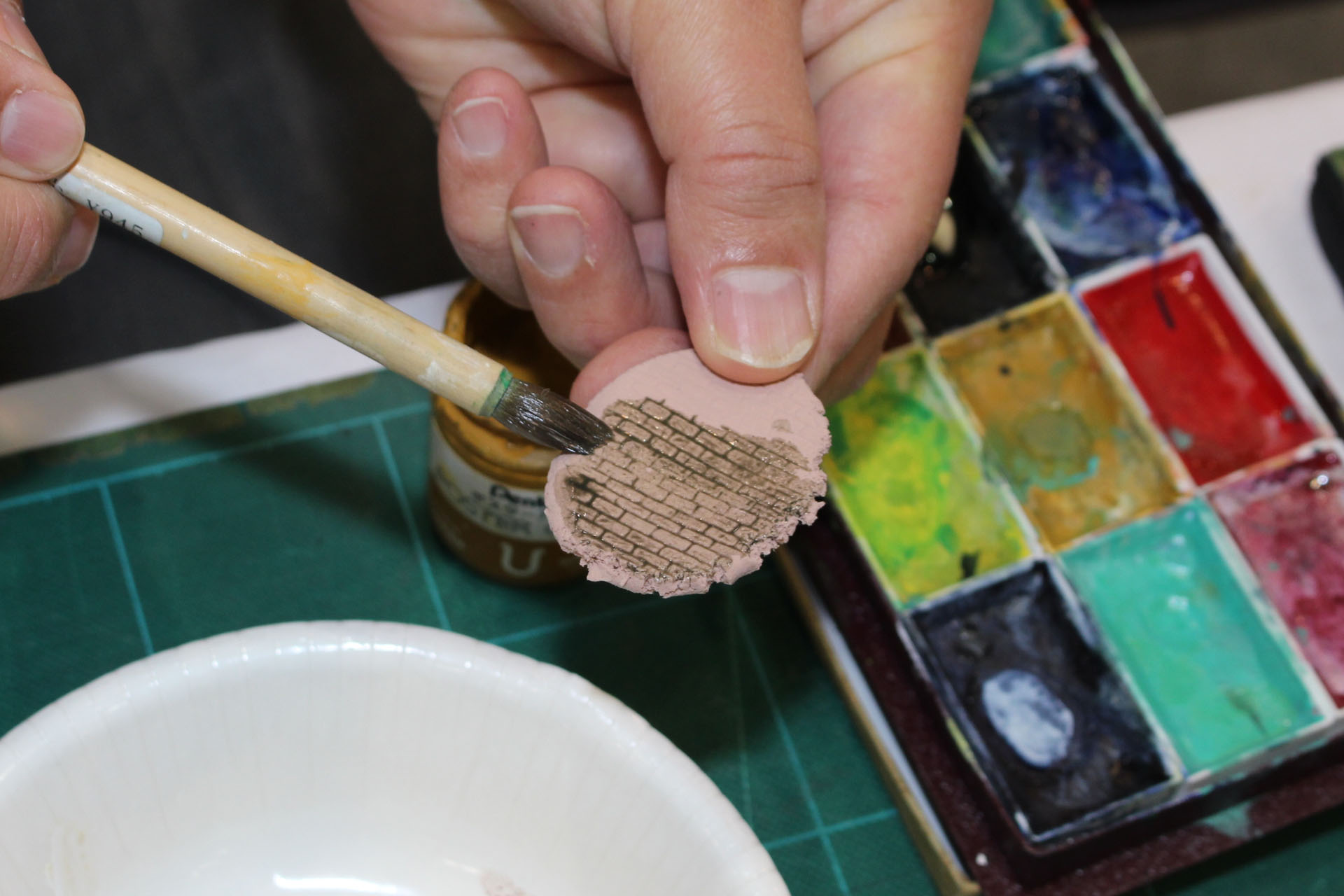 絵の具で着色が可能。薄めた絵の具で煉瓦の模様を浮き出させている