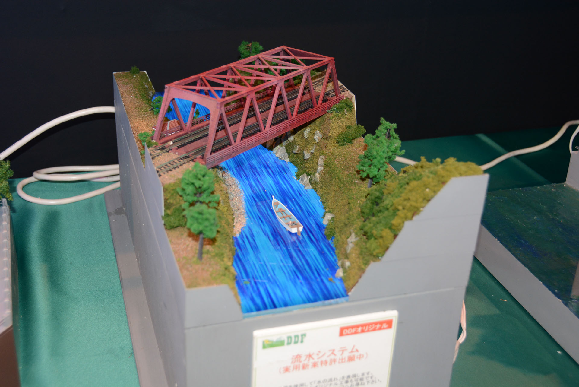 光の流れで川の流れを表現する「流水システム」は現在特許出願中