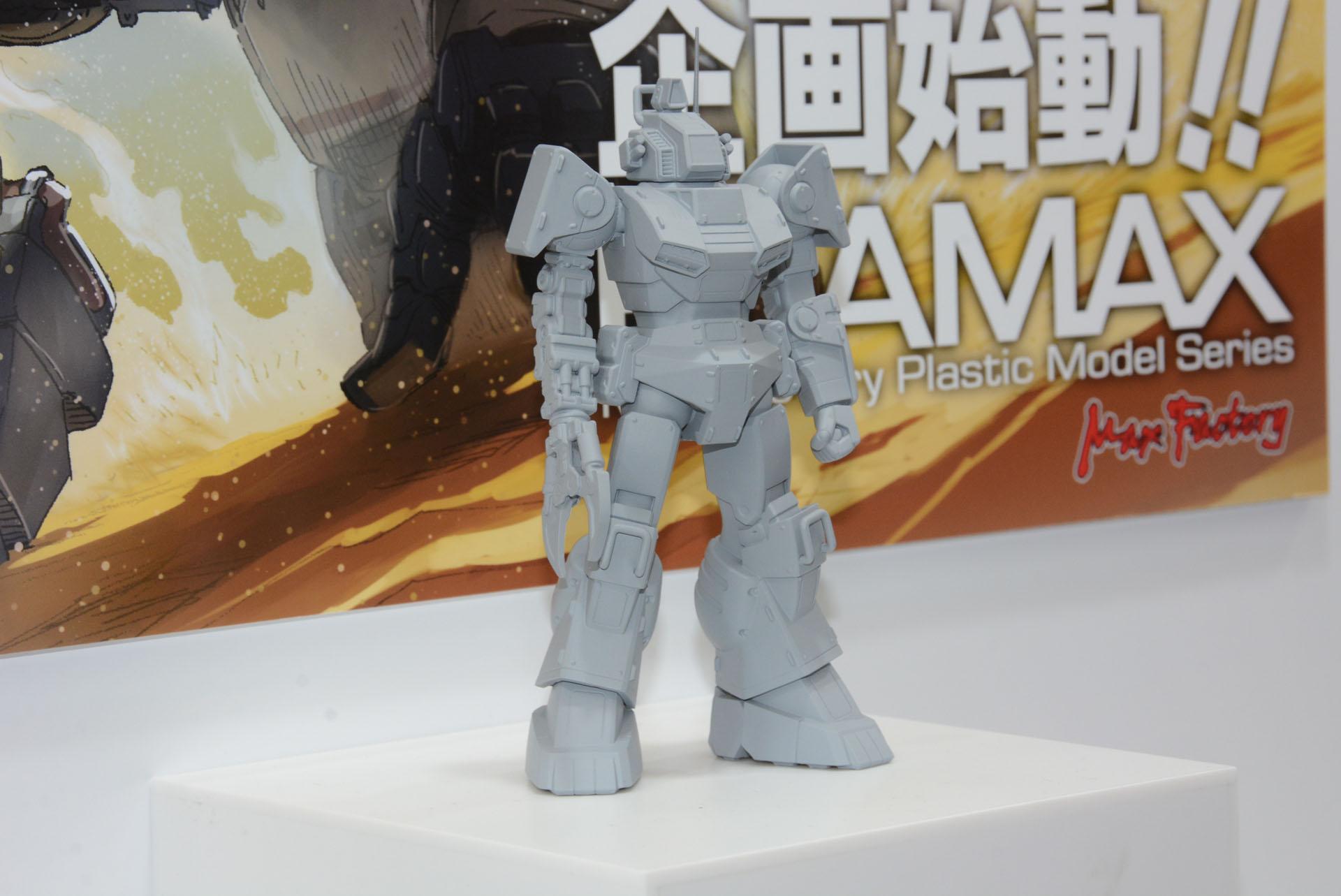 片手が爪のついた巨大なアームというのが面白い。今後の情報が楽しみだ