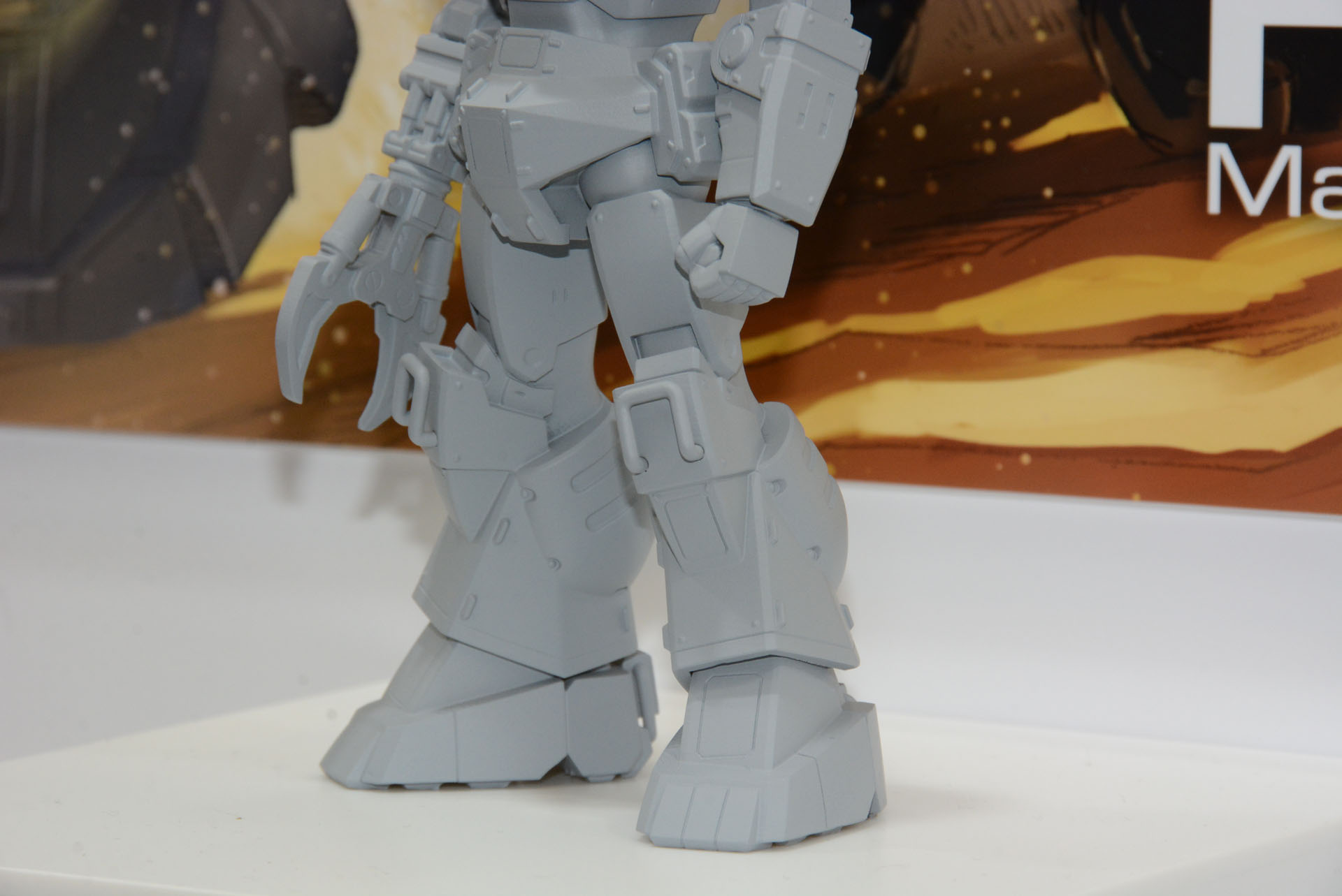 片手が爪のついた巨大なアームというのが面白い。今後の情報が楽しみだ