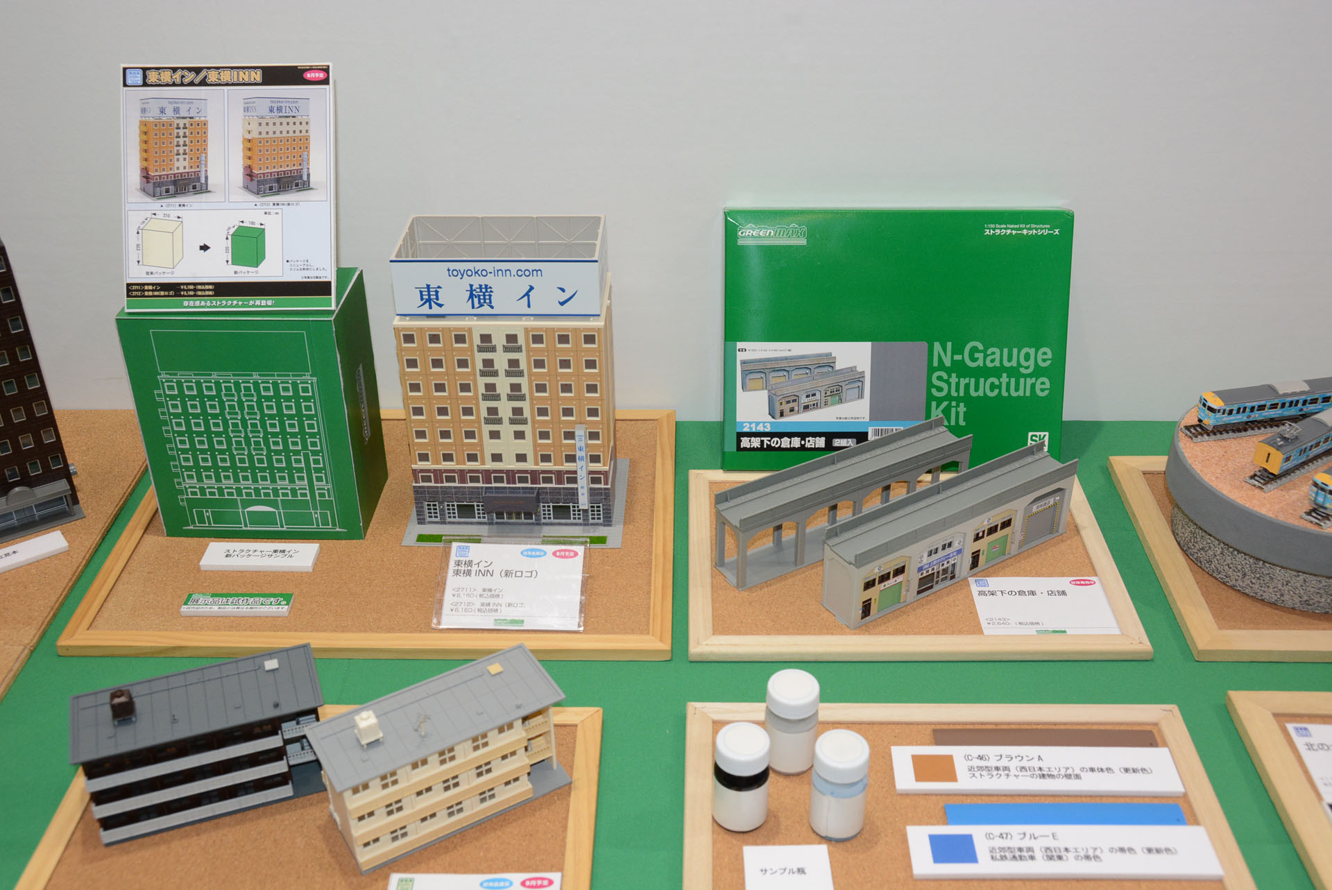 1/150というスケールがガンプラと親和性が高い「完成品ストラクチャー」。巨大な駅ビルも表現可能だ