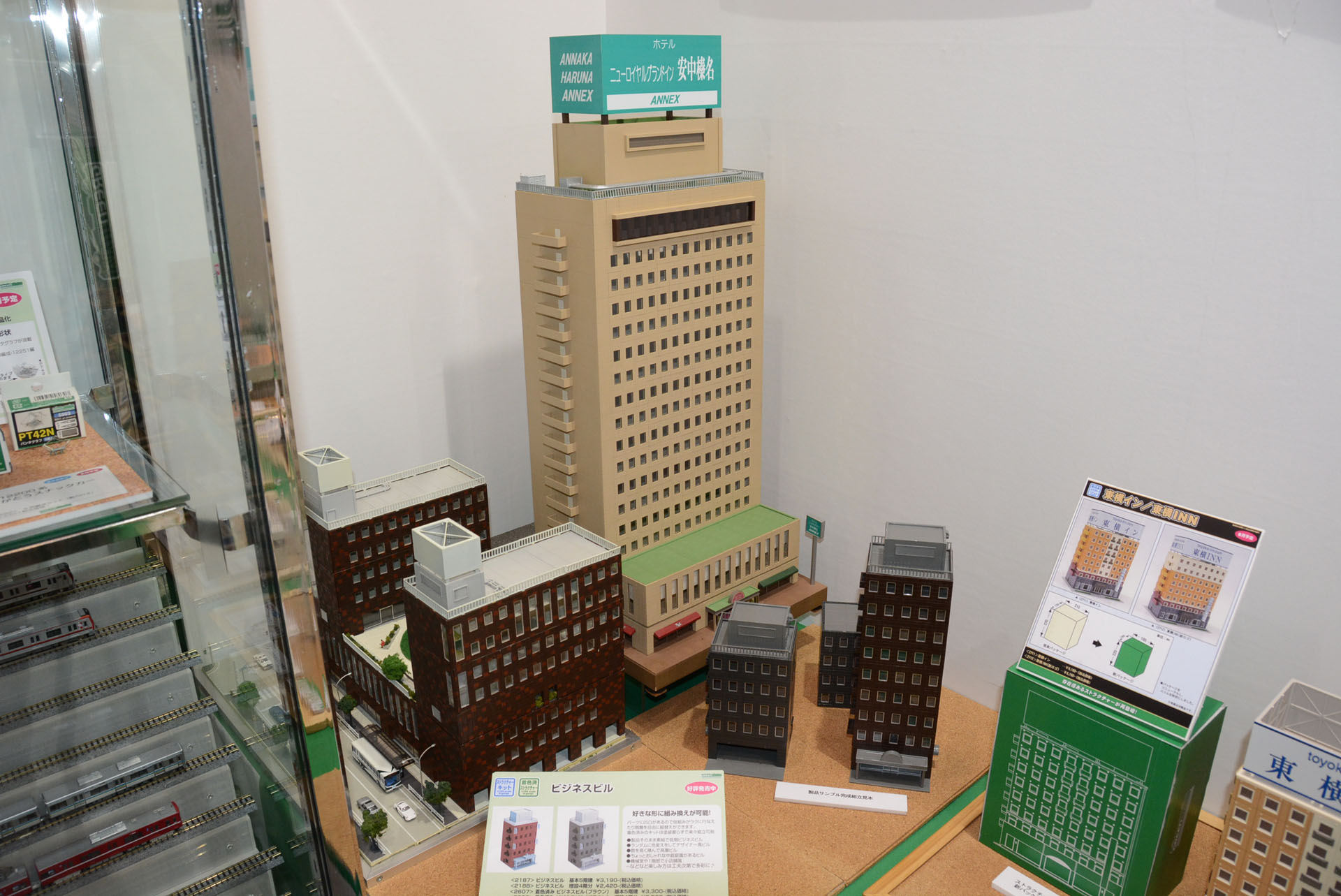 1/150というスケールがガンプラと親和性が高い「完成品ストラクチャー」。巨大な駅ビルも表現可能だ