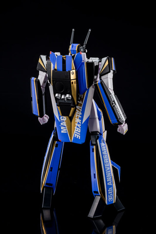 マクロス」35周年記念塗装を施した「VF-1J」の変形アクション