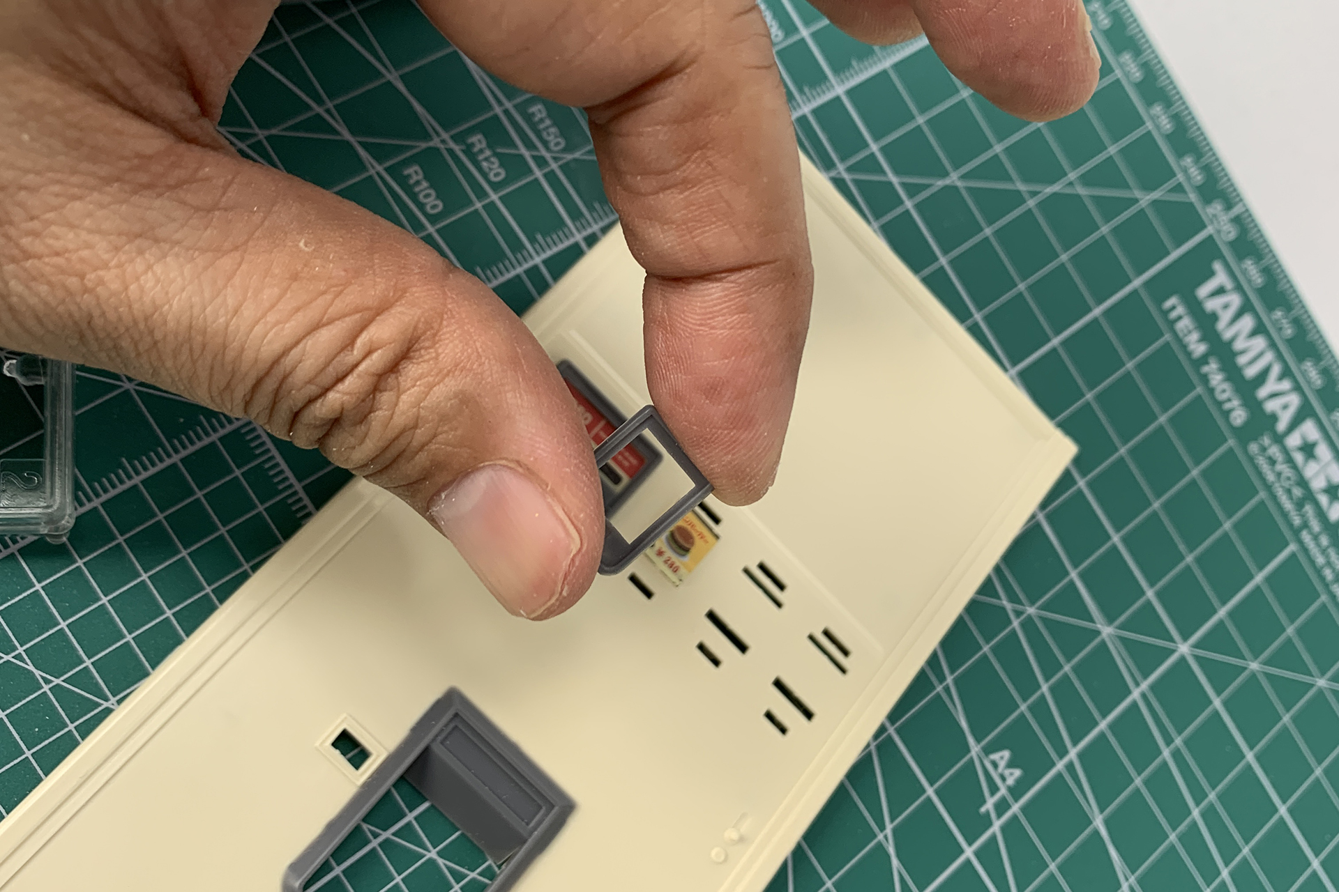 パーツ類を穴に合わせて取り付け。基本的に接着剤はなくても、すべてのパーツを取り付けられるようになっています