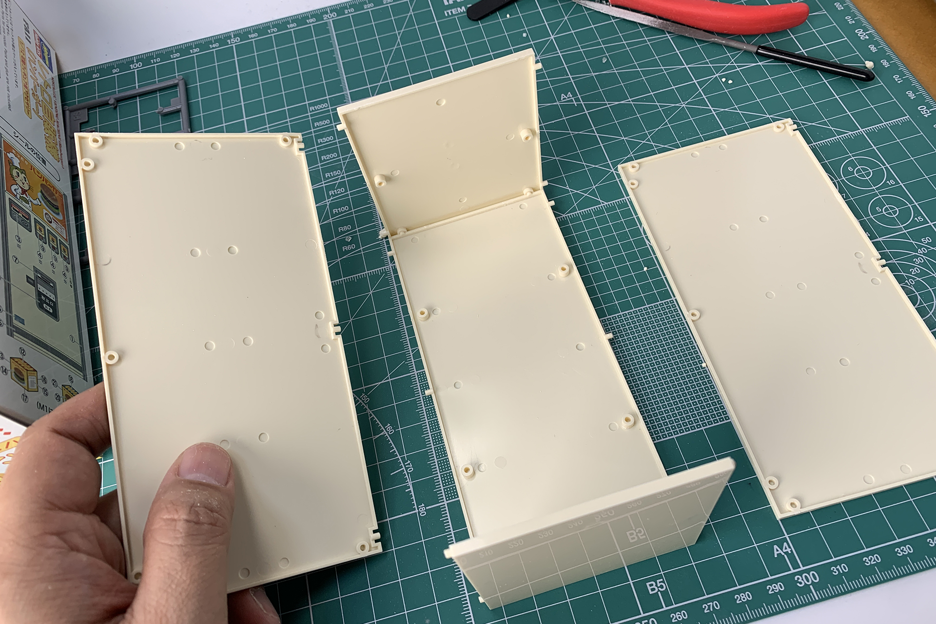 パーツを付ける順番を間違えるとやや面倒なので、先に背面と上下のパネルから付けていきます