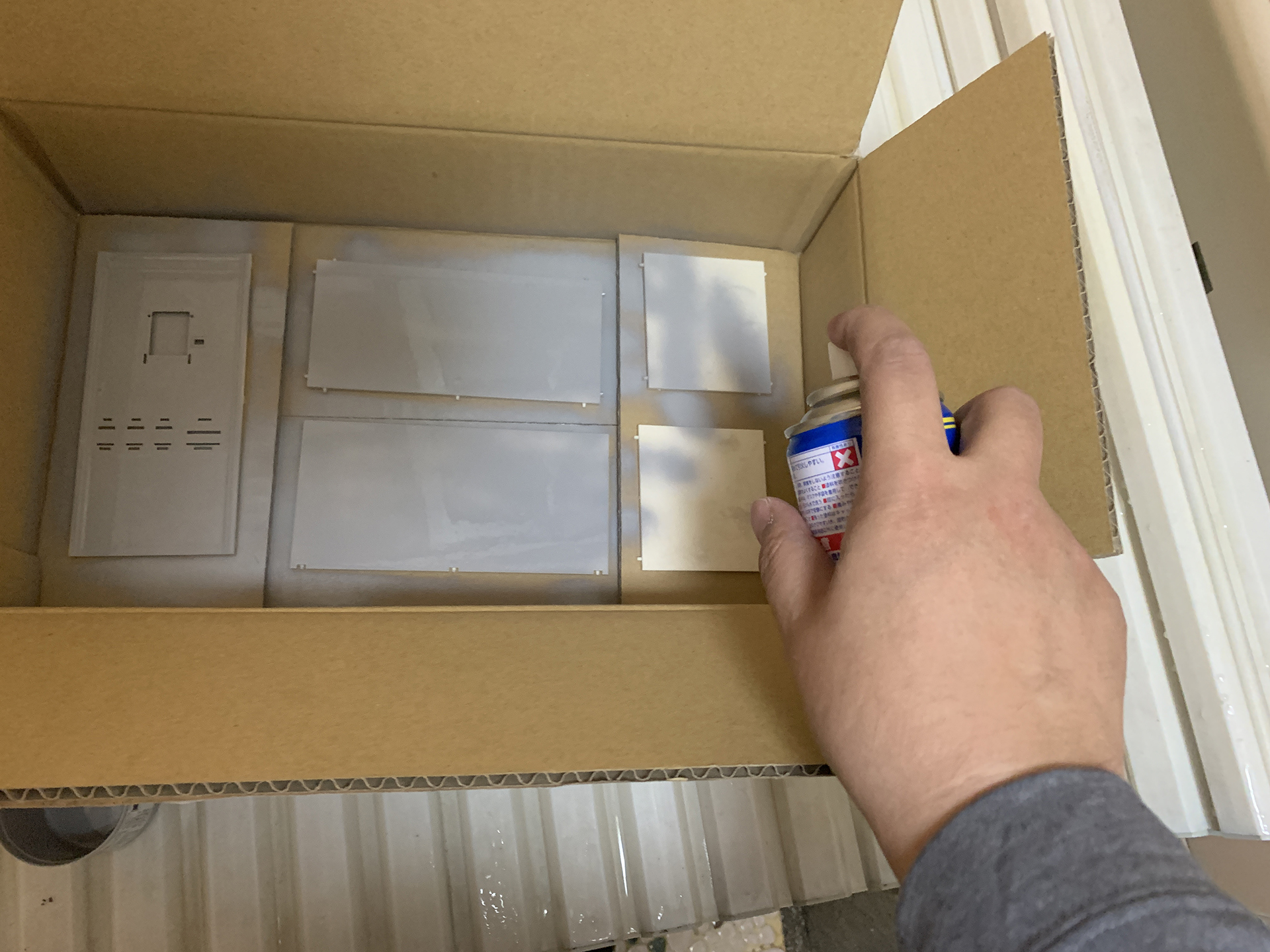 実際にやってみると風呂場での塗装はきつかったので、すぐに場所を移動