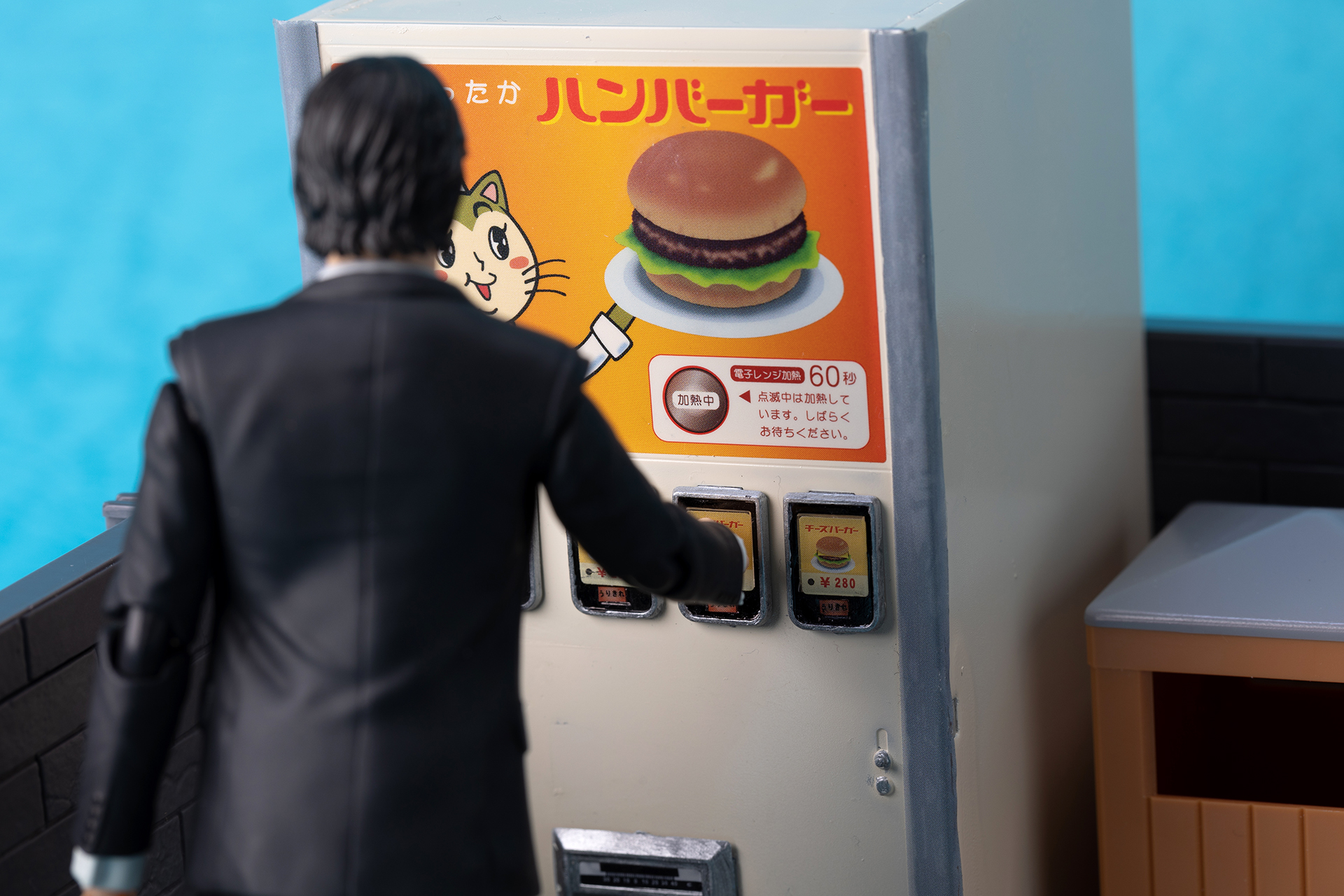 1.空腹を満たすために、自動販売機でハンバーガーを購入する庶民派のキアヌ