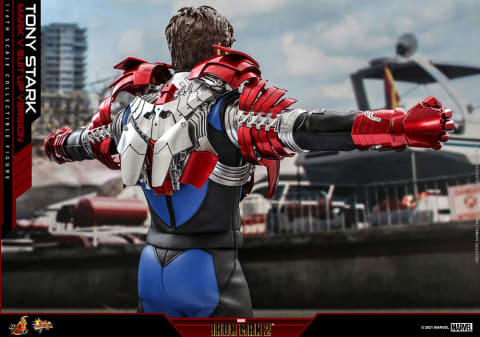 アイアンマン2」より、マーク5を装着する「トニー・スターク」の アイアンマン2」より、マーク5を装着する「トニー・スターク」の