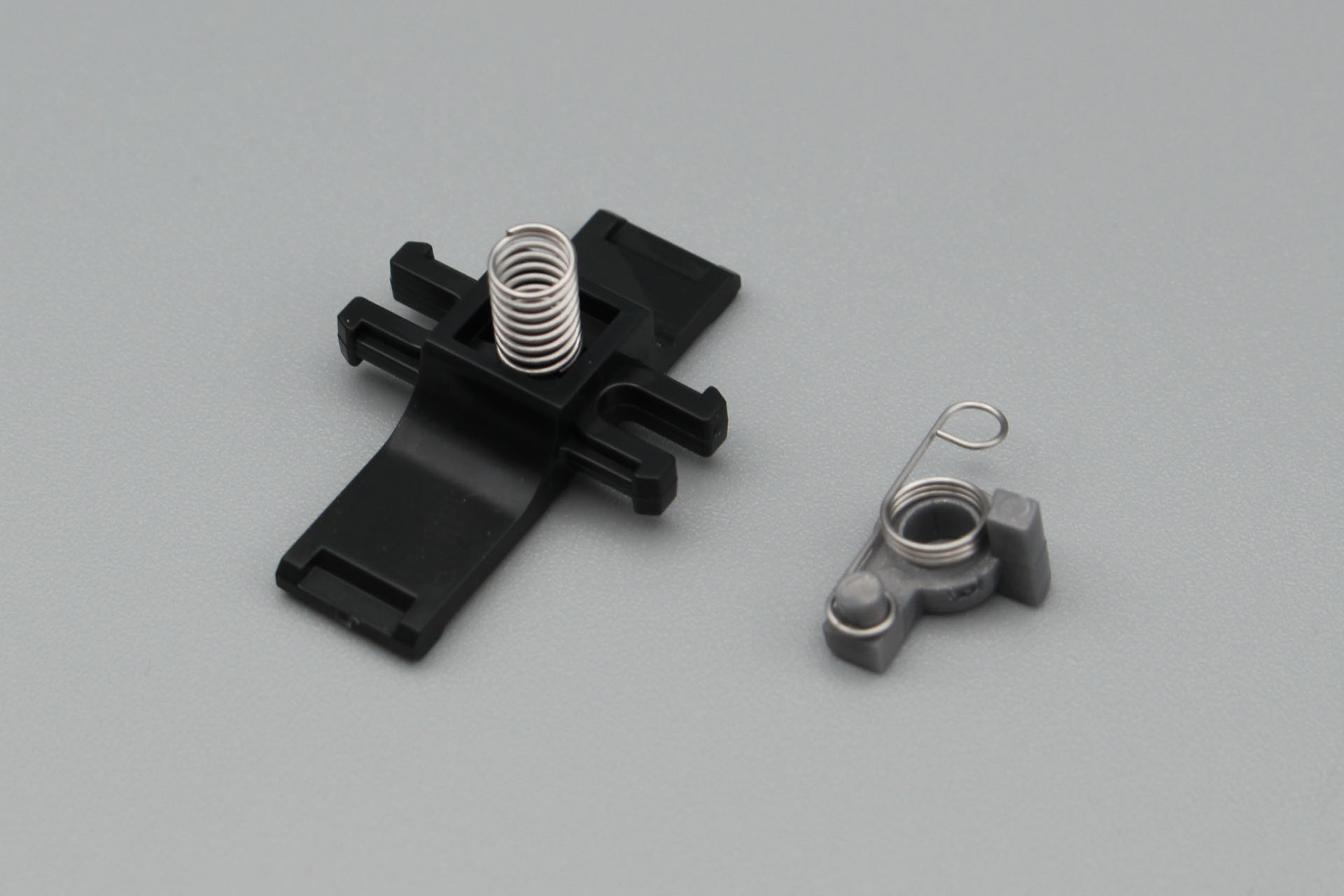 トリガーの可動のために、パーツにスプリングを取り付ける