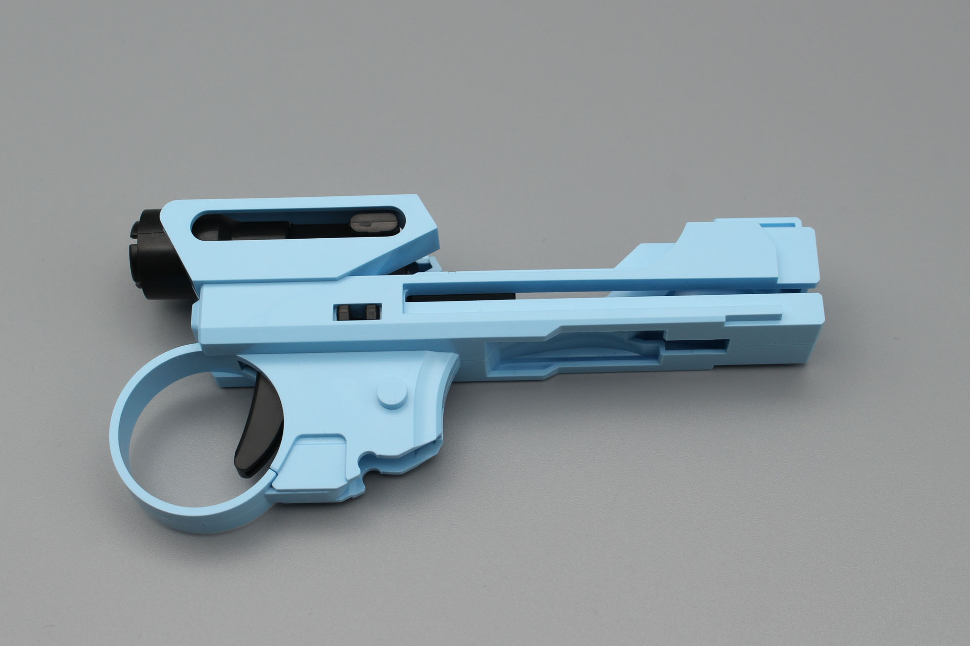 反対側のパーツを被せてメインガンフレームの完成