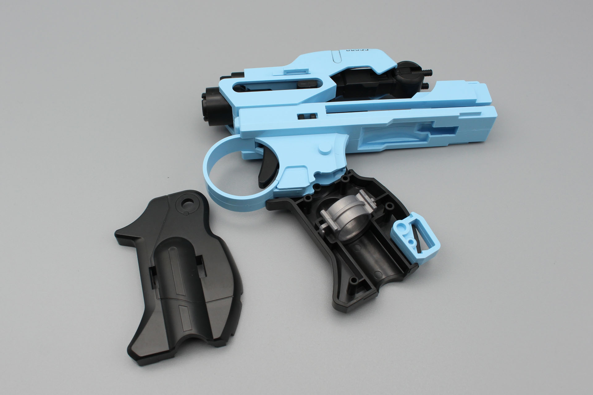 メインガンフレームにセンサーガンフレームとグリップを組み付ける