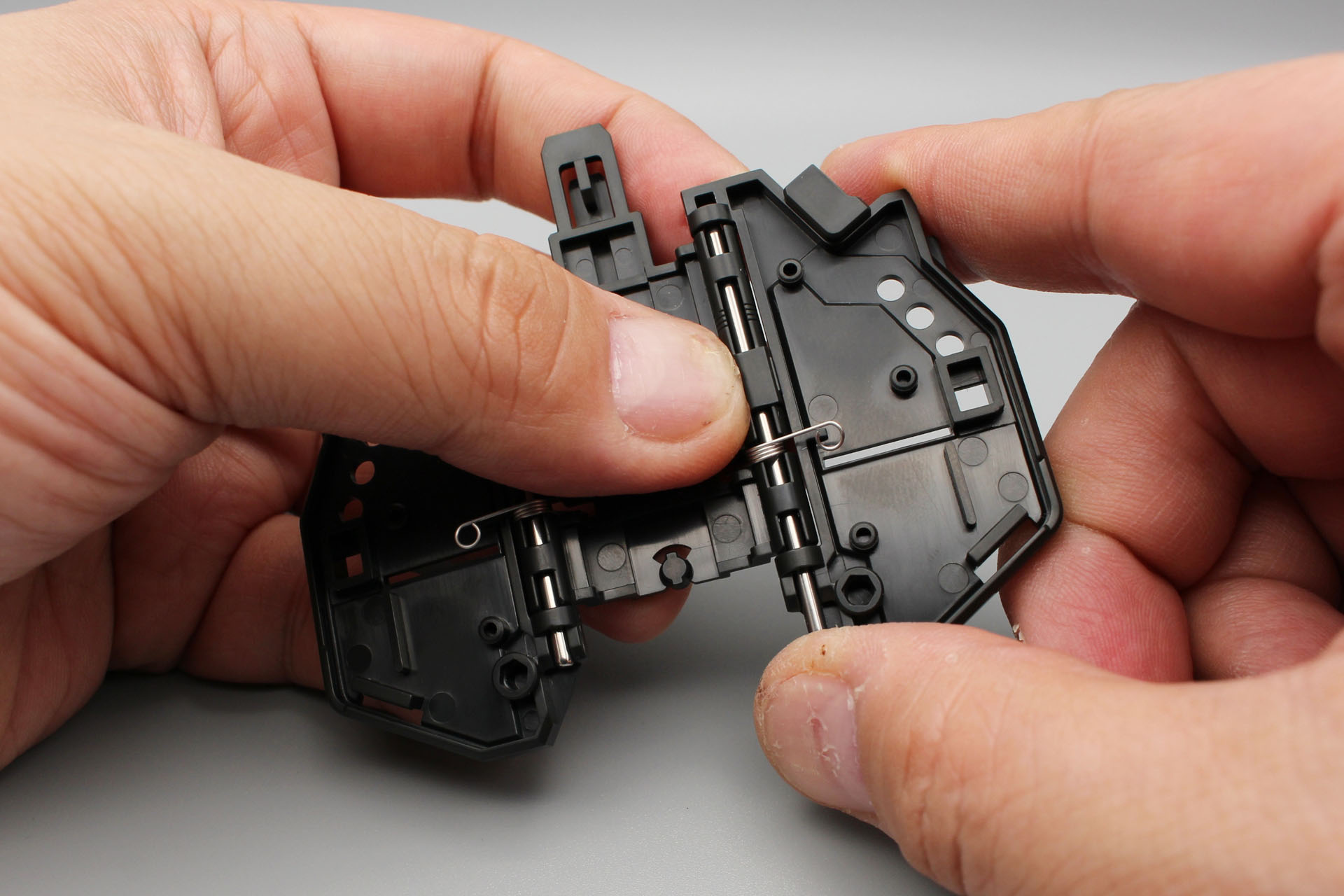 シャフトを通してパーツを固定する